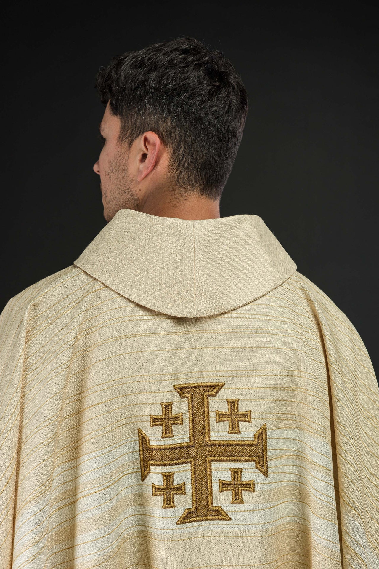 Casula estampada com Cruz de Jerusalém creme