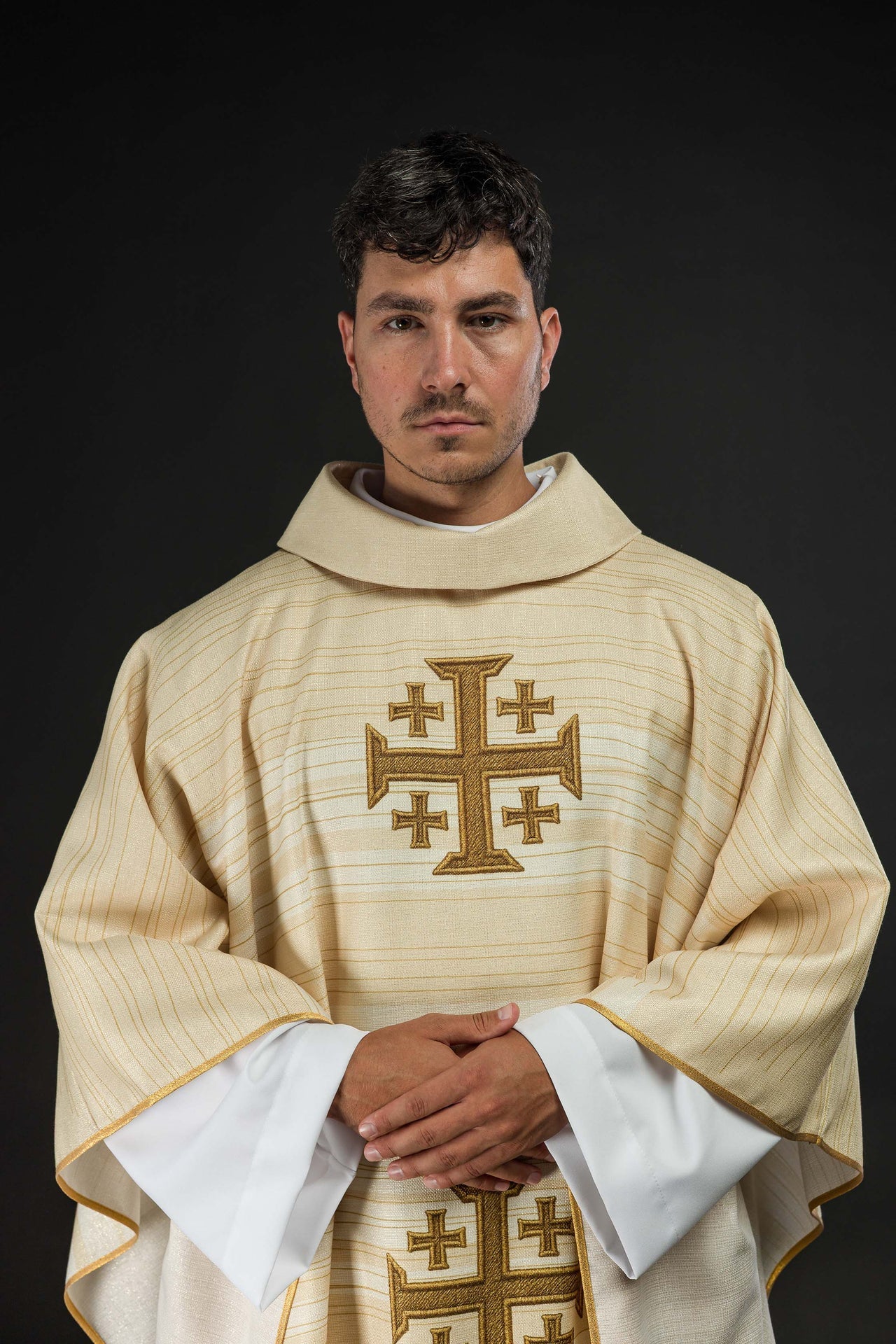 Casula estampada com Cruz de Jerusalém creme