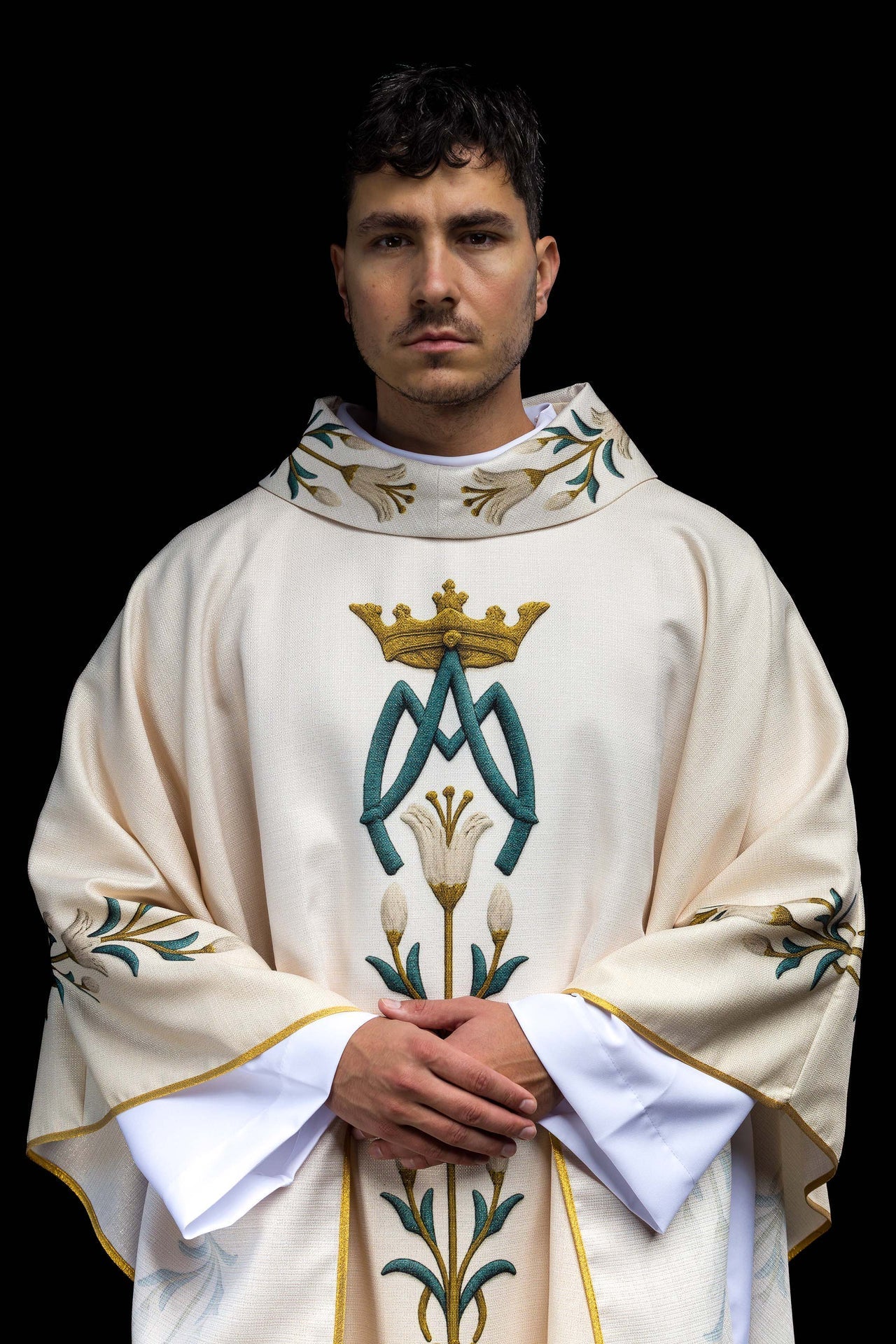 Casula mariana estampada com lírios e monograma, cor creme