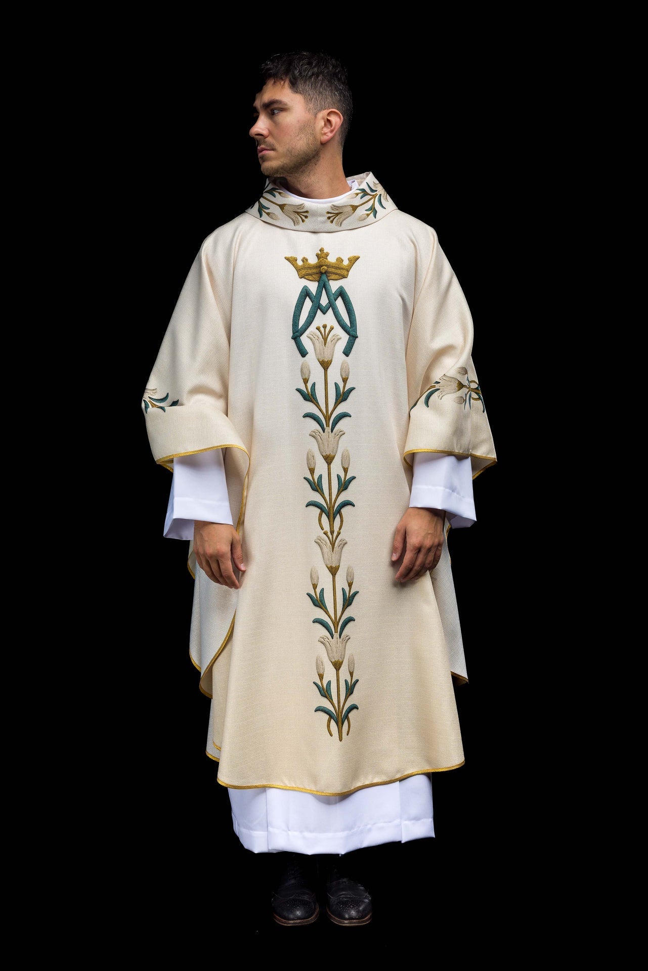 Casula mariana estampada com lírios e monograma, cor creme