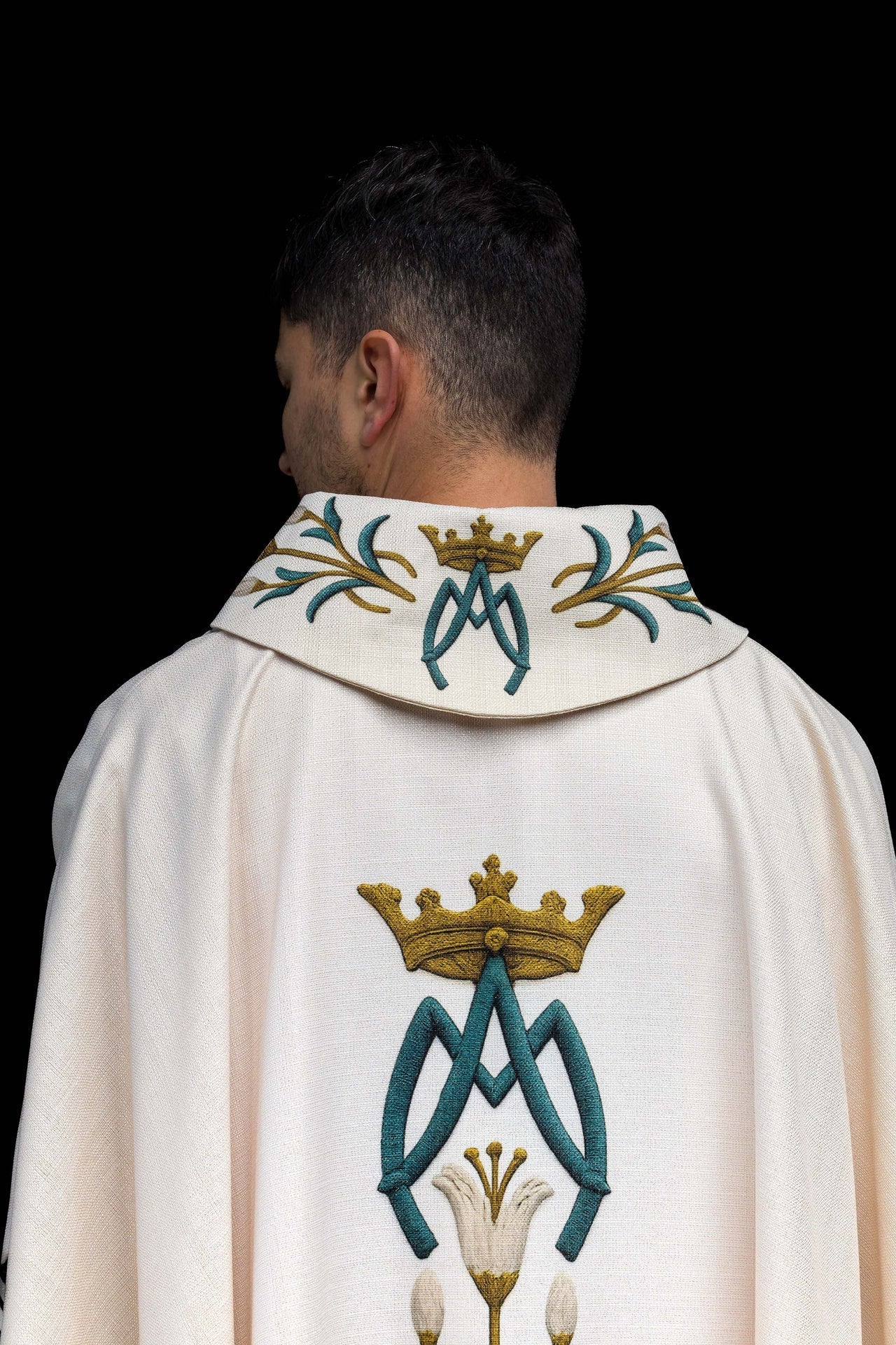 Casula mariana estampada com lírios e monograma, cor creme