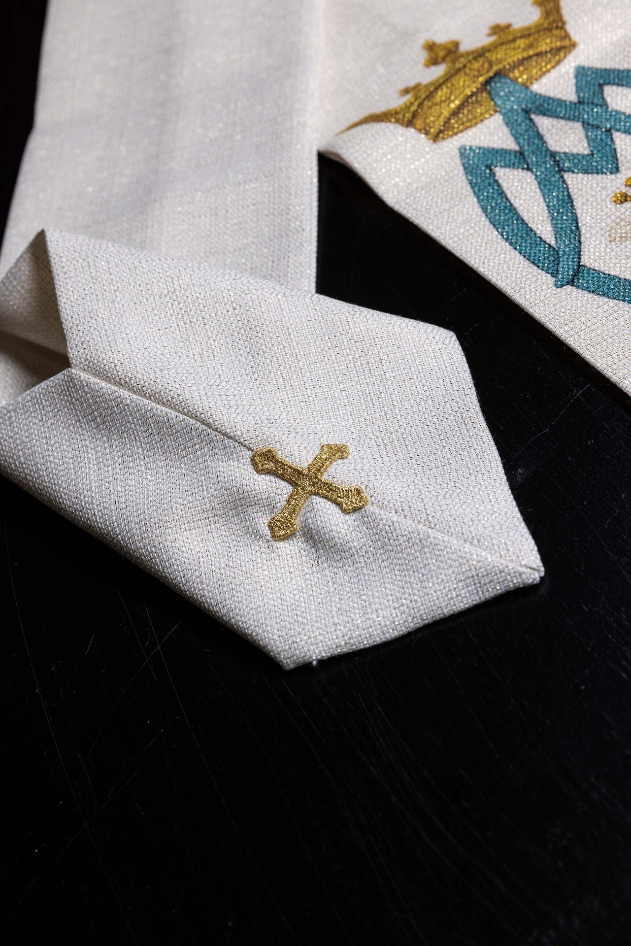 Casula mariana estampada com lírios e monograma, cor creme