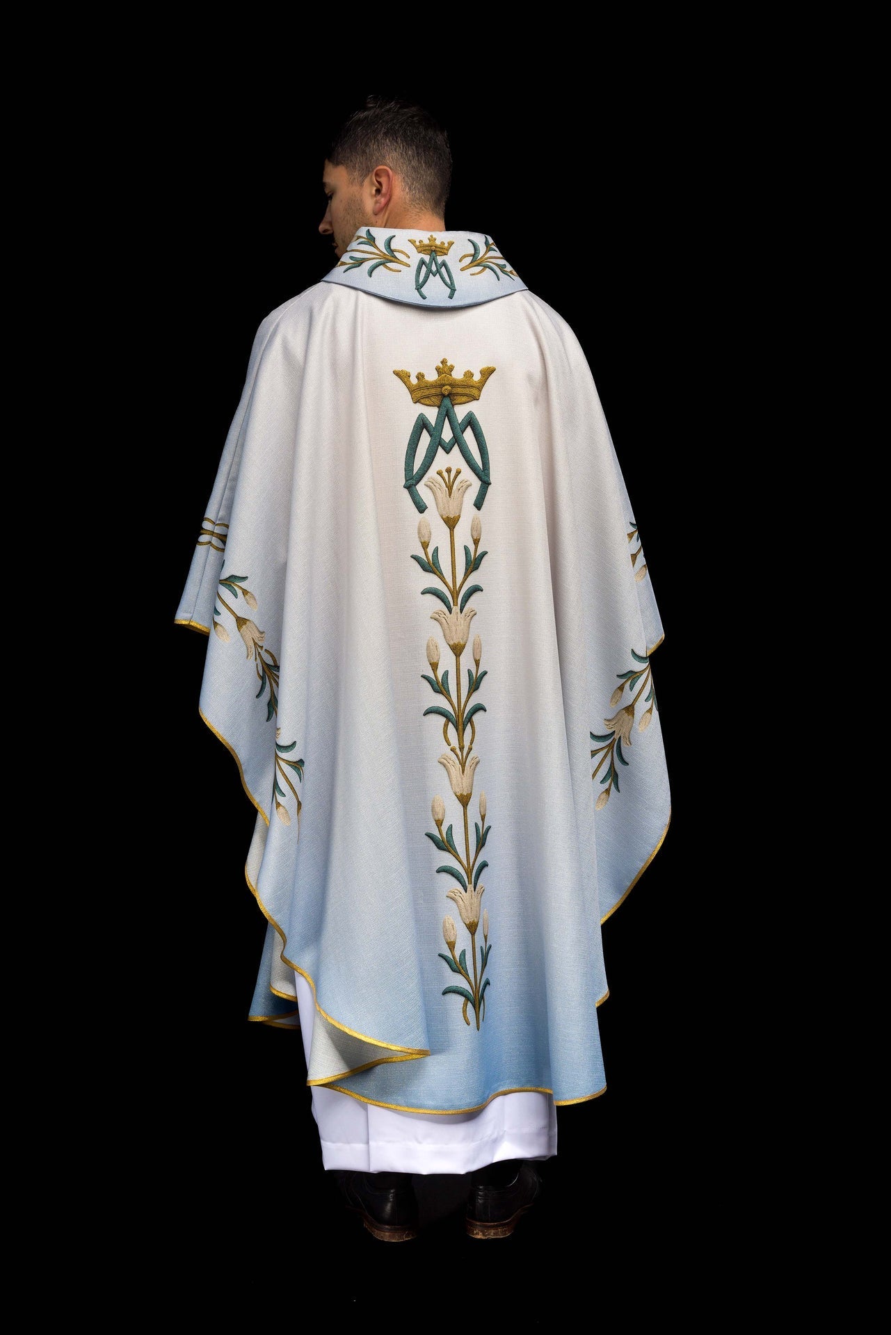 Casula mariana estampada com padrão de lírios e monograma azul-creme