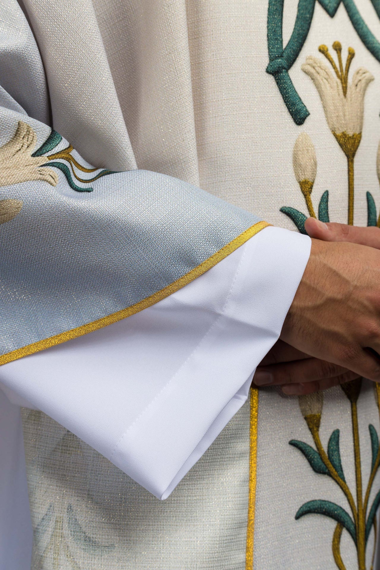 Casula mariana estampada com padrão de lírios e monograma azul-creme
