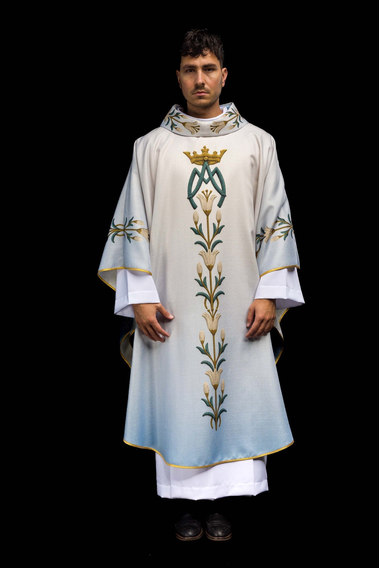 Casula mariana estampada com padrão de lírios e monograma azul-creme