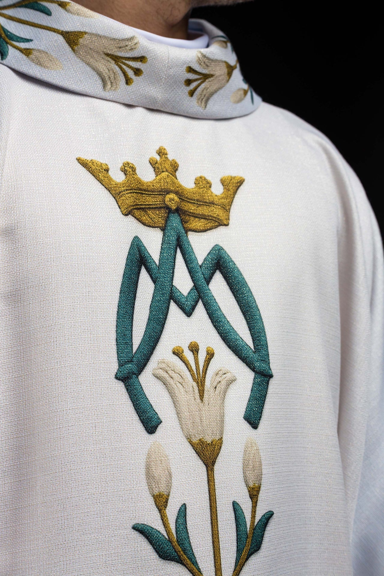 Casula mariana estampada com padrão de lírios e monograma azul-creme