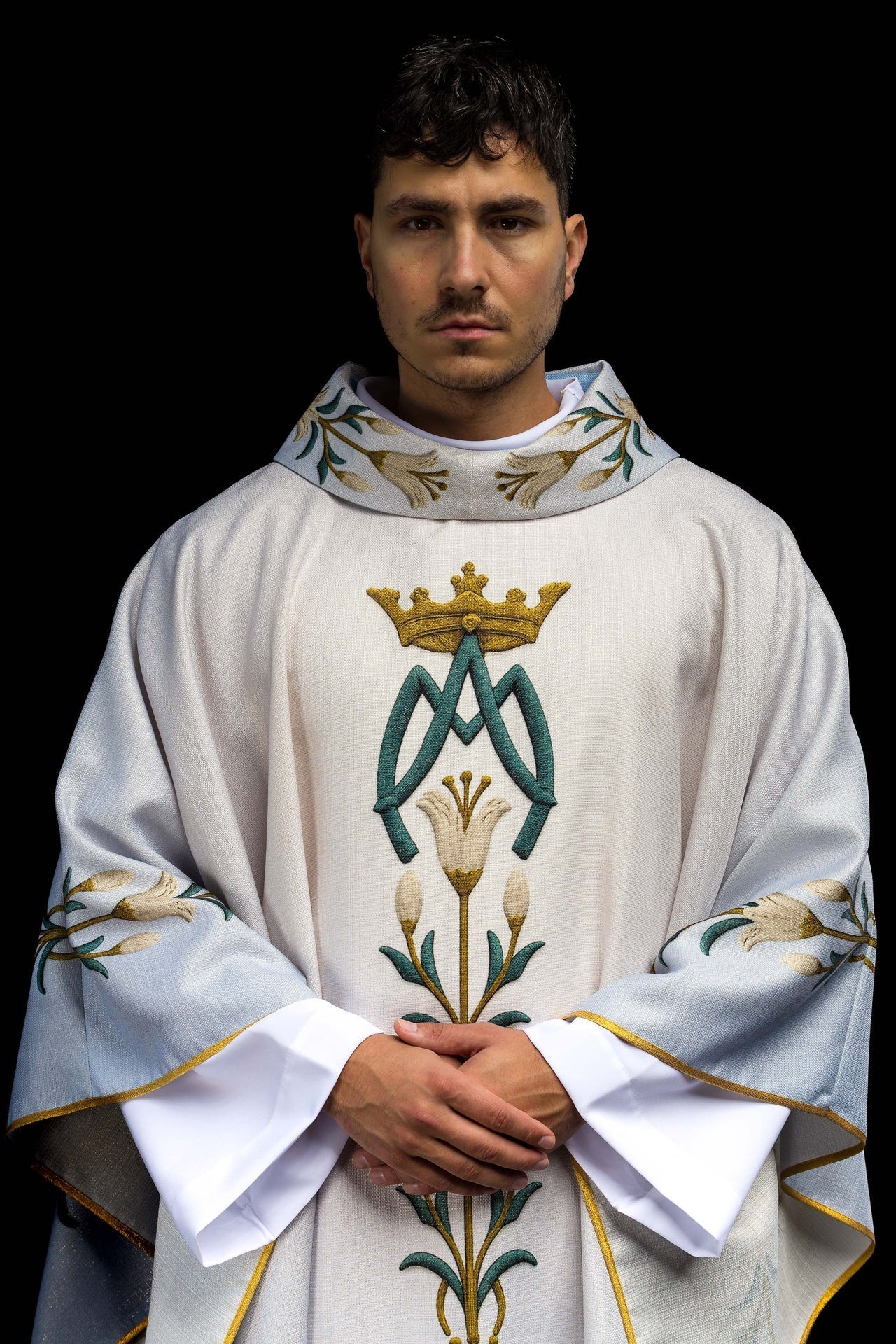 Casula mariana estampada com padrão de lírios e monograma azul-creme