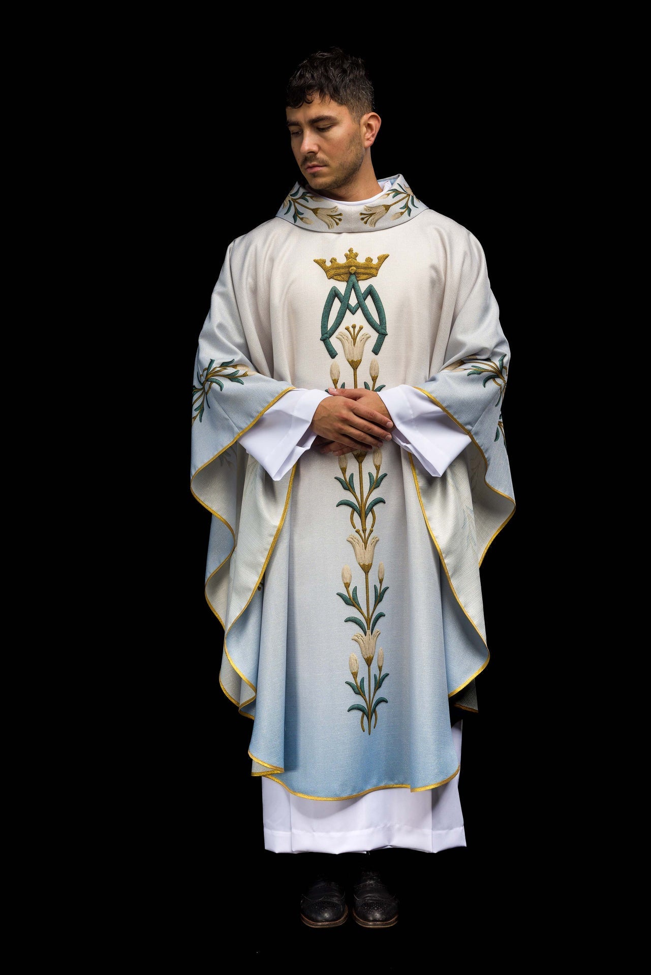 Casula mariana estampada com padrão de lírios e monograma azul-creme