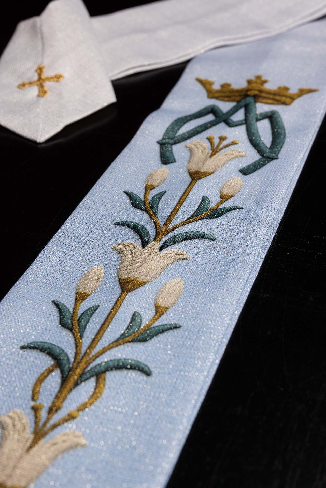 Casula mariana estampada com padrão de lírios e monograma azul-creme