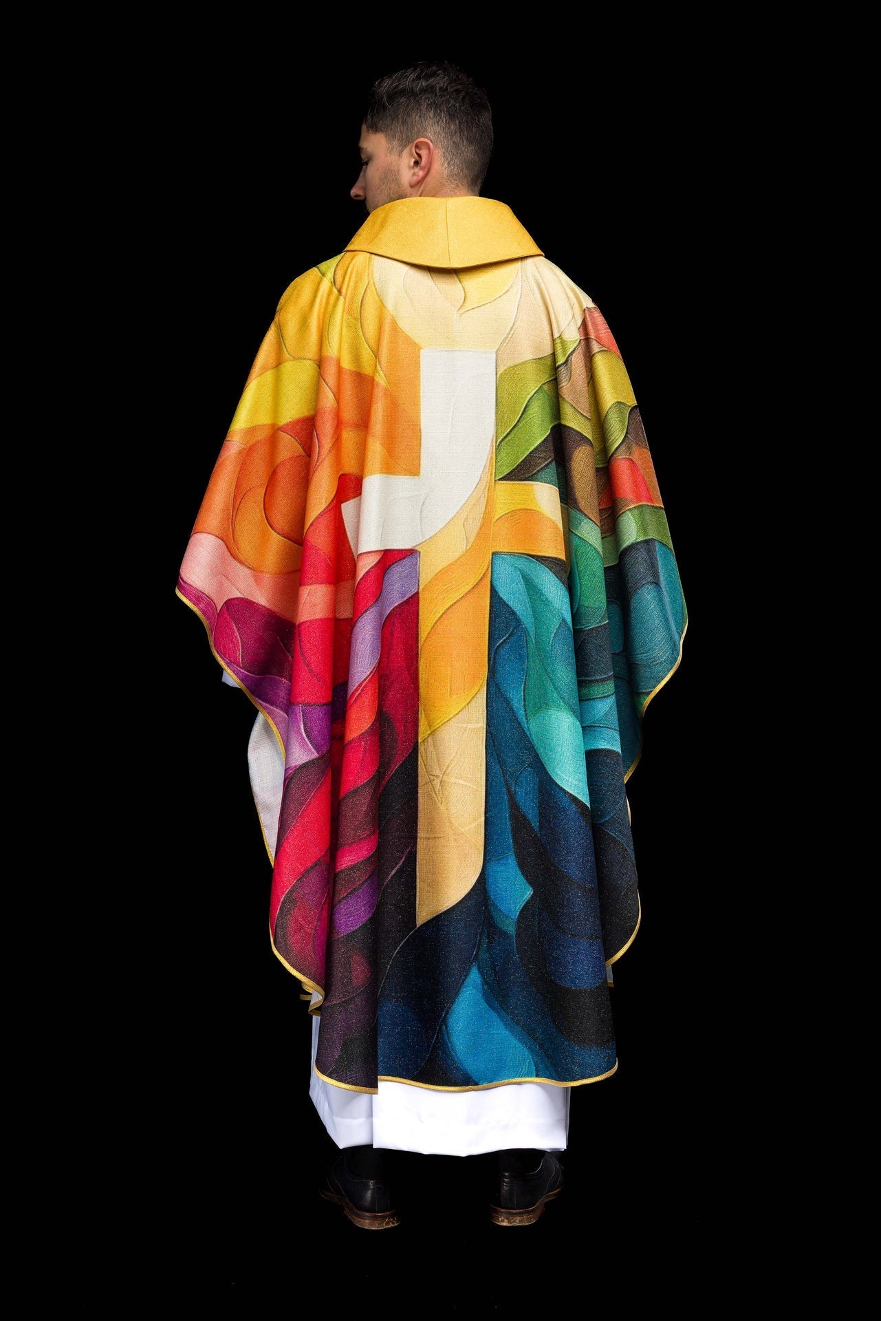 Casula estampada multicolorida com motivo de cruz