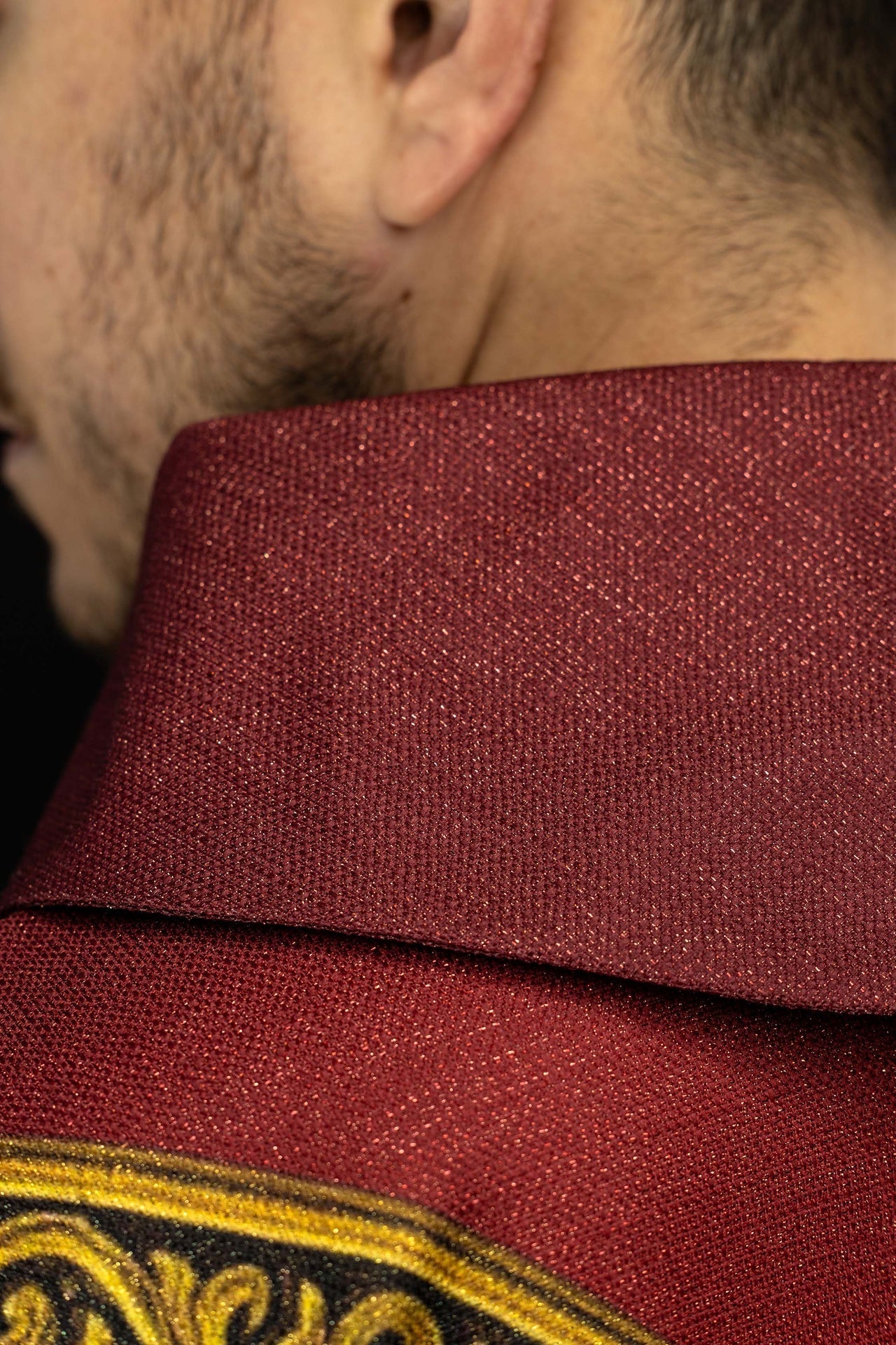 Casula estampada Pax vermelha com rica decoração dourada