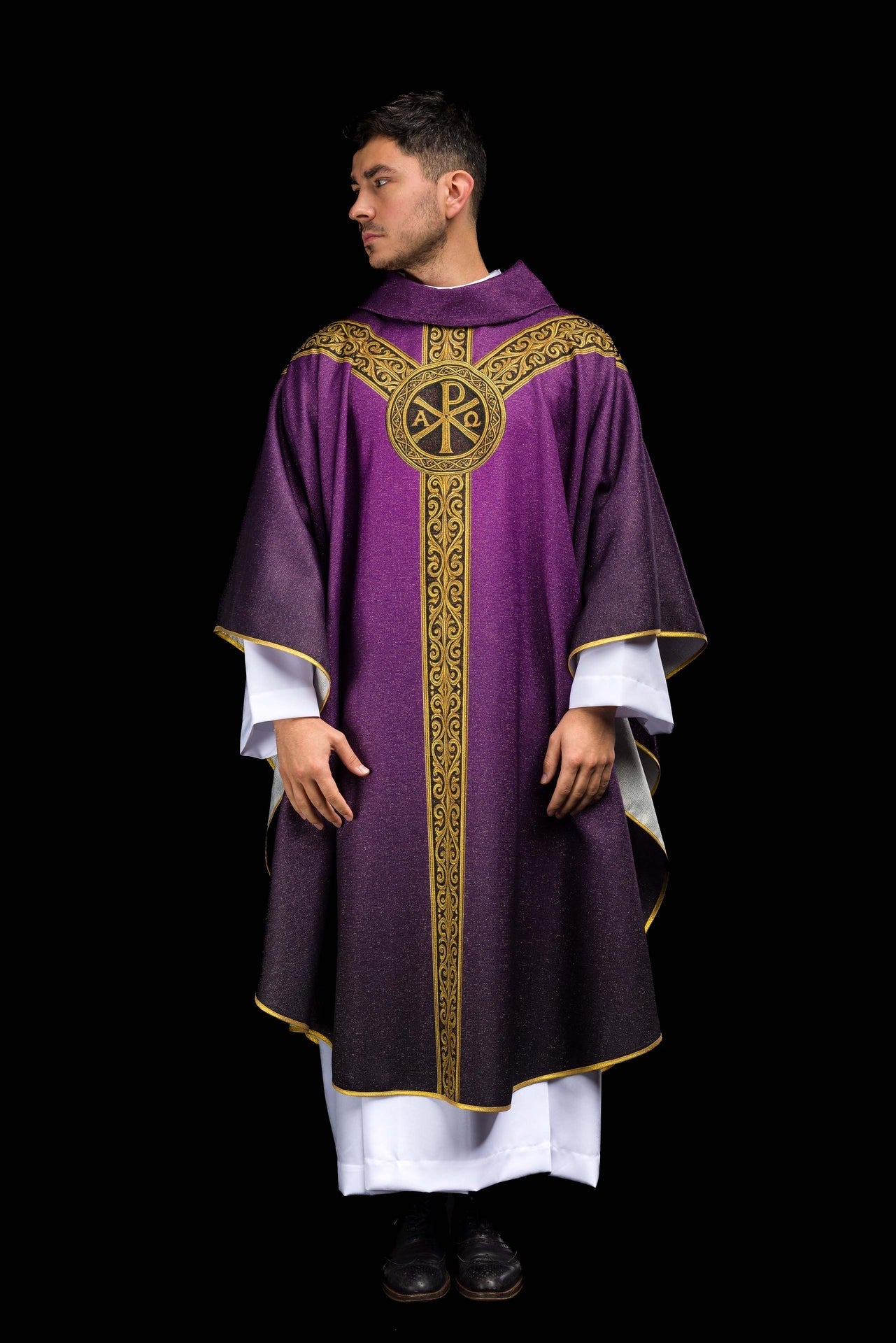 Casula estampada Pax roxa com rica decoração dourada - chasubles.com.br