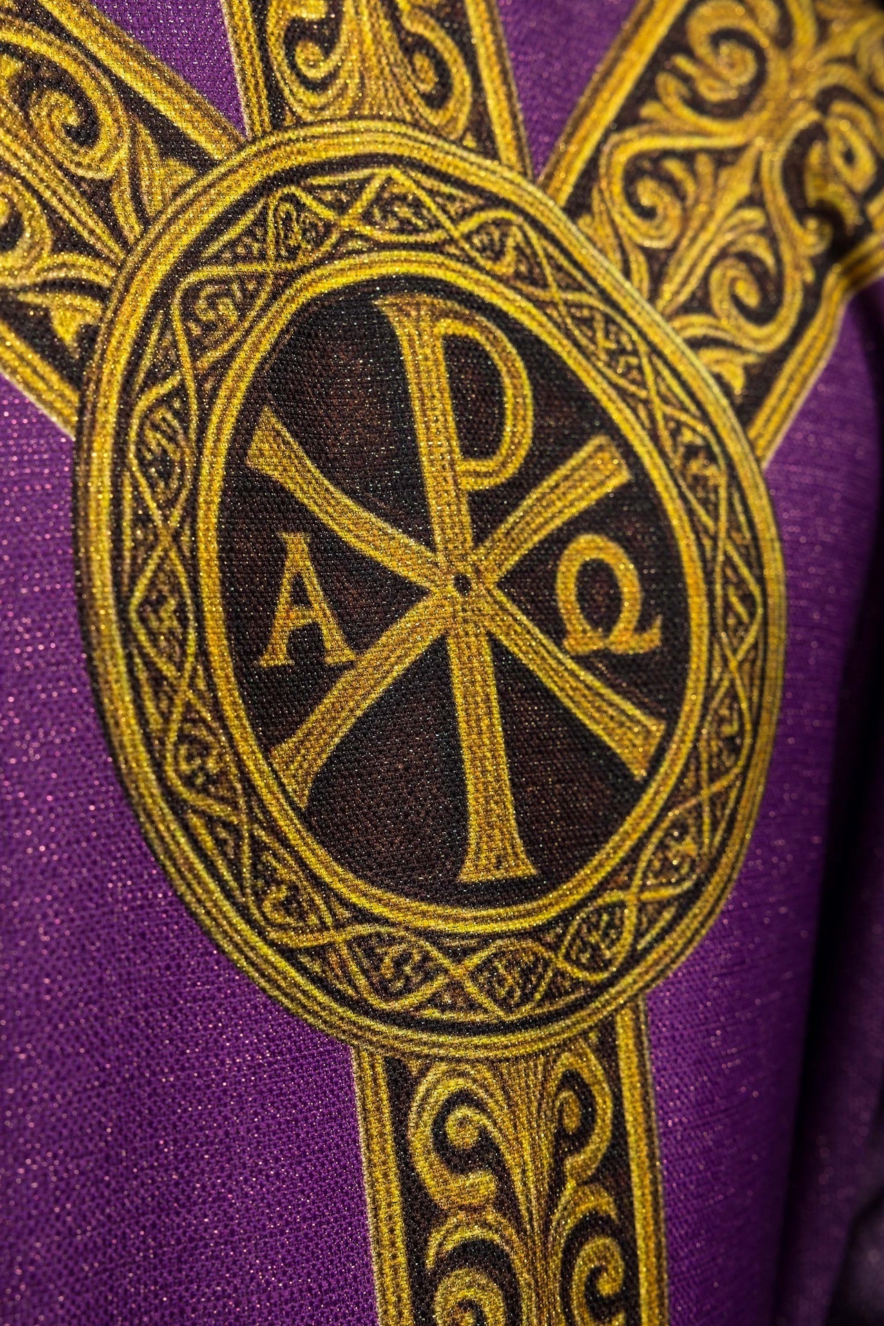 Casula estampada Pax roxa com rica decoração dourada - chasubles.com.br