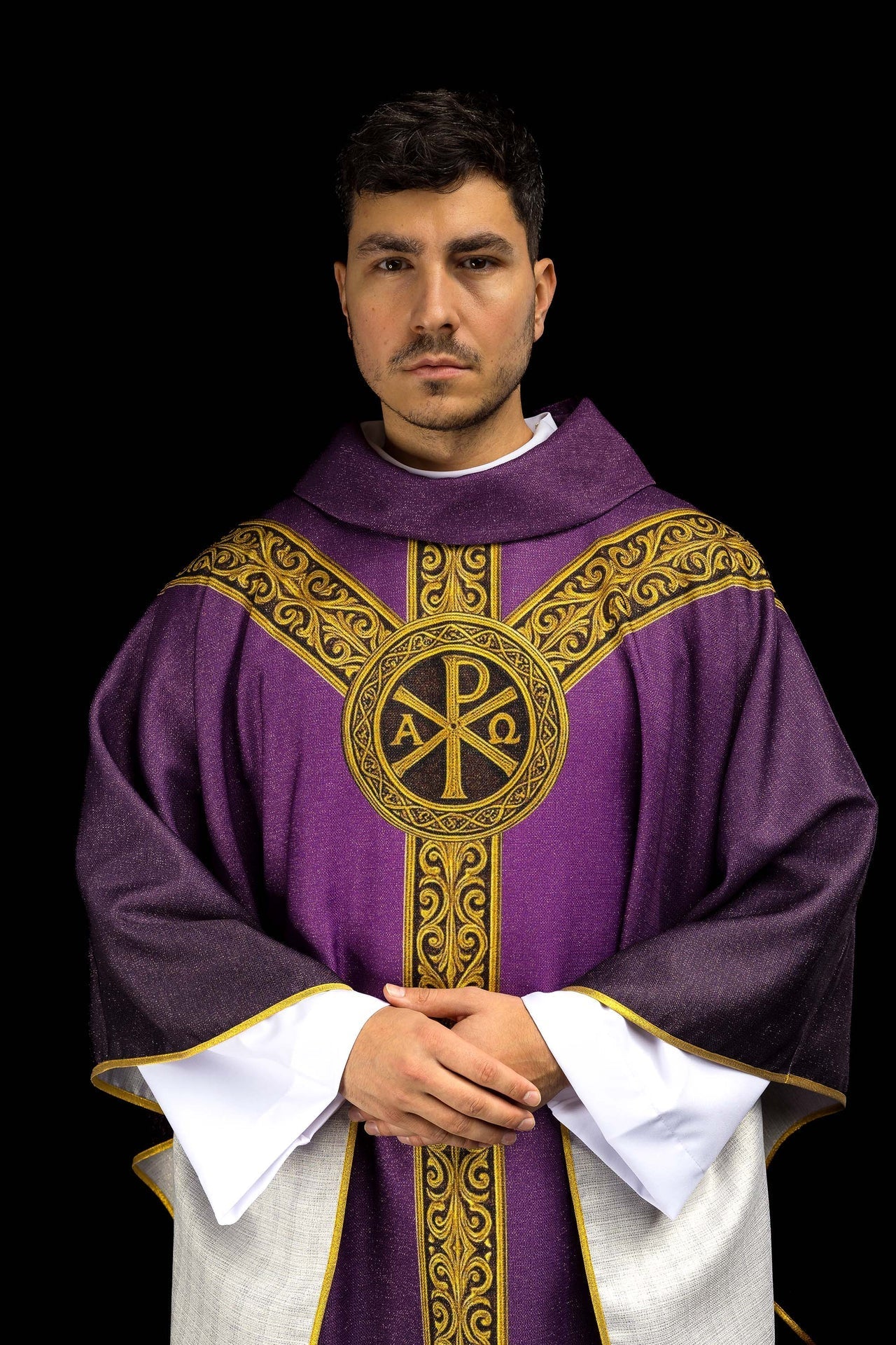 Casula estampada Pax roxa com rica decoração dourada - chasubles.com.br