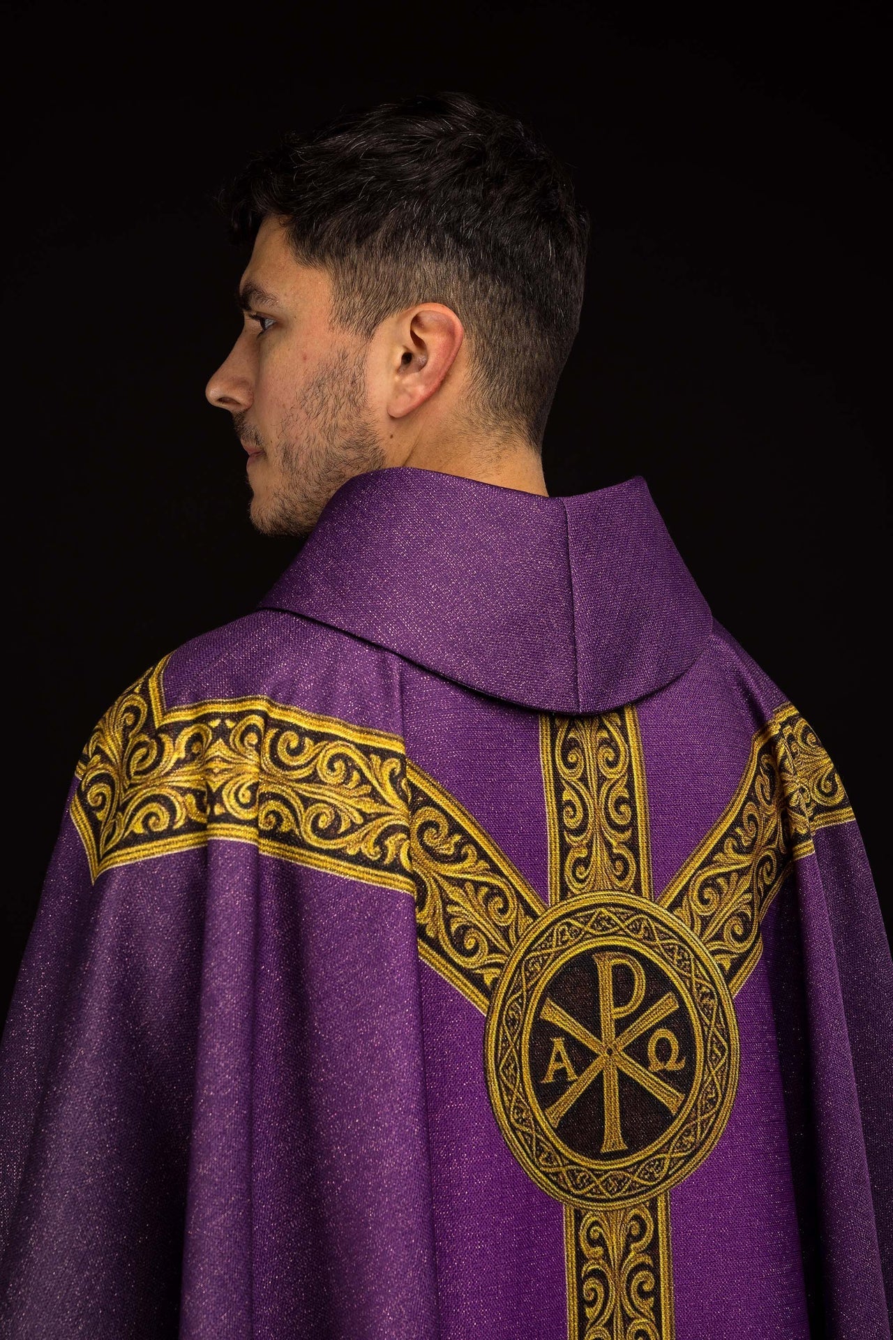 Casula estampada Pax roxa com rica decoração dourada - chasubles.com.br