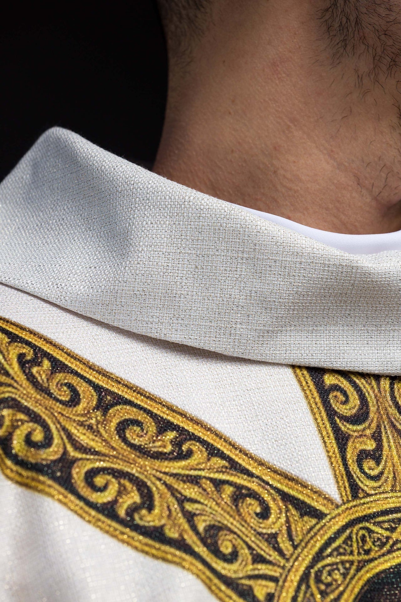 Casula estampada Pax creme com rico ornamento dourado