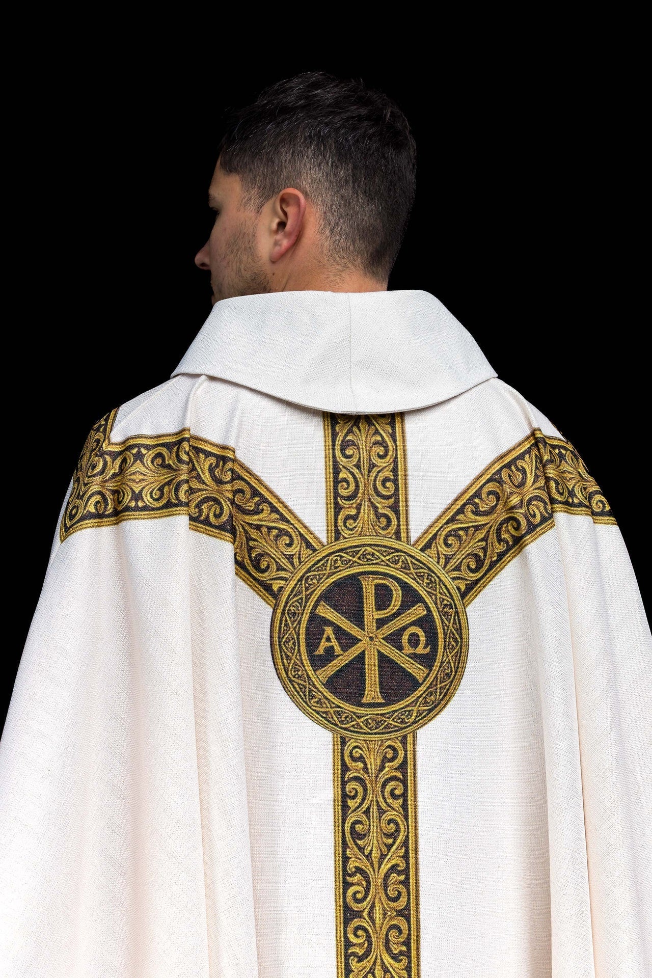 Casula estampada Pax creme com rico ornamento dourado