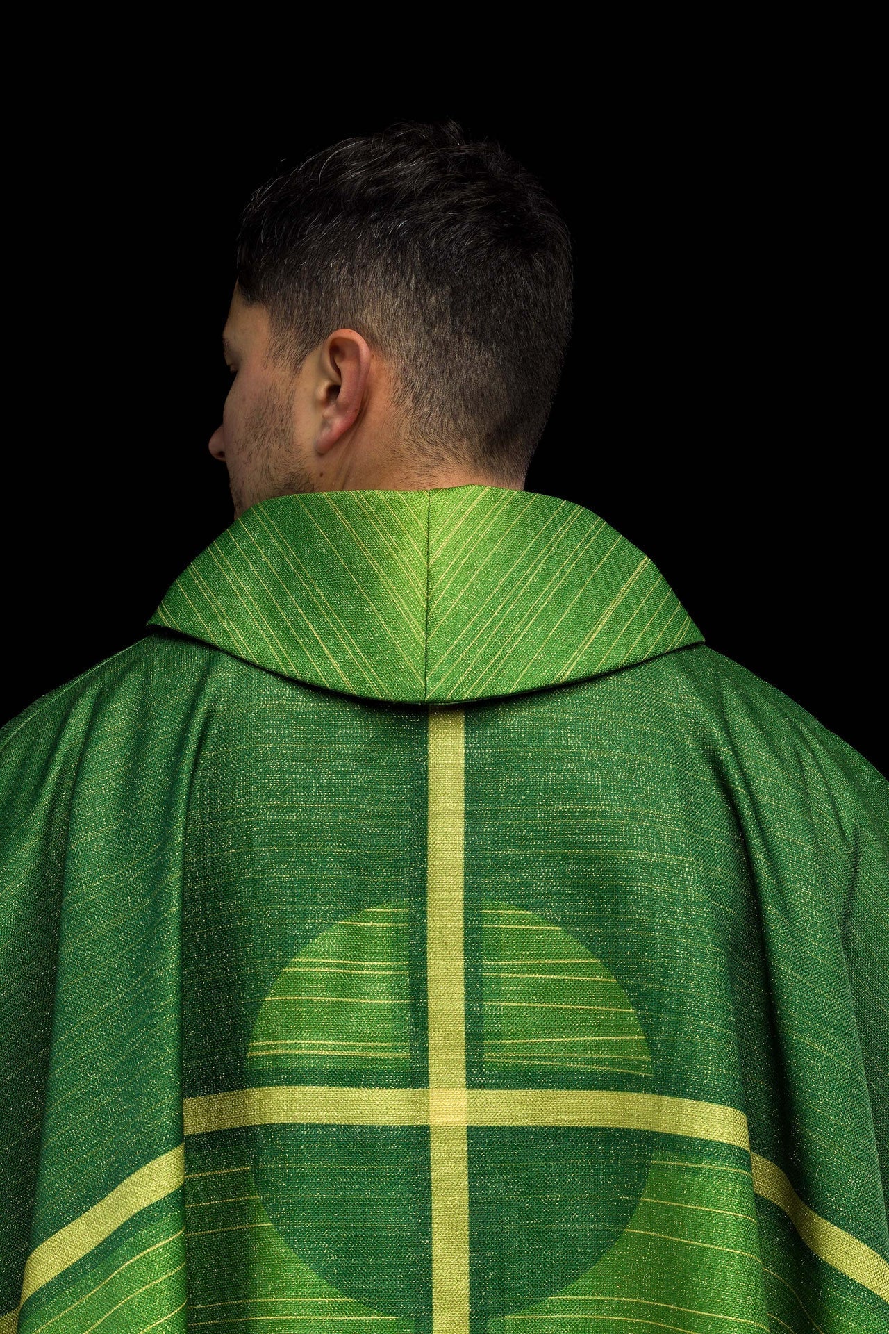 Casula estampada verde com motivo de cruz