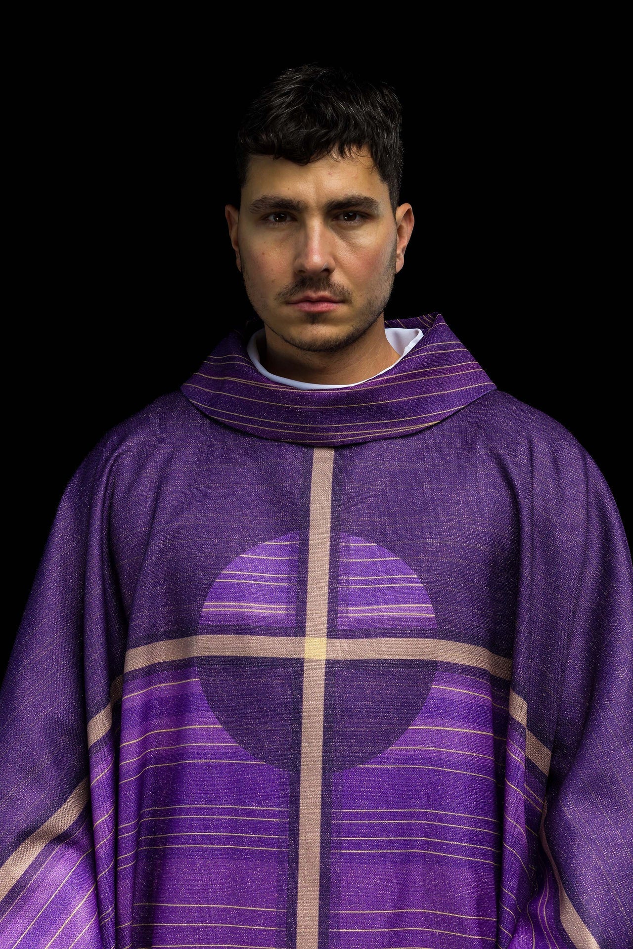 Casula roxa estampada com motivo de cruz