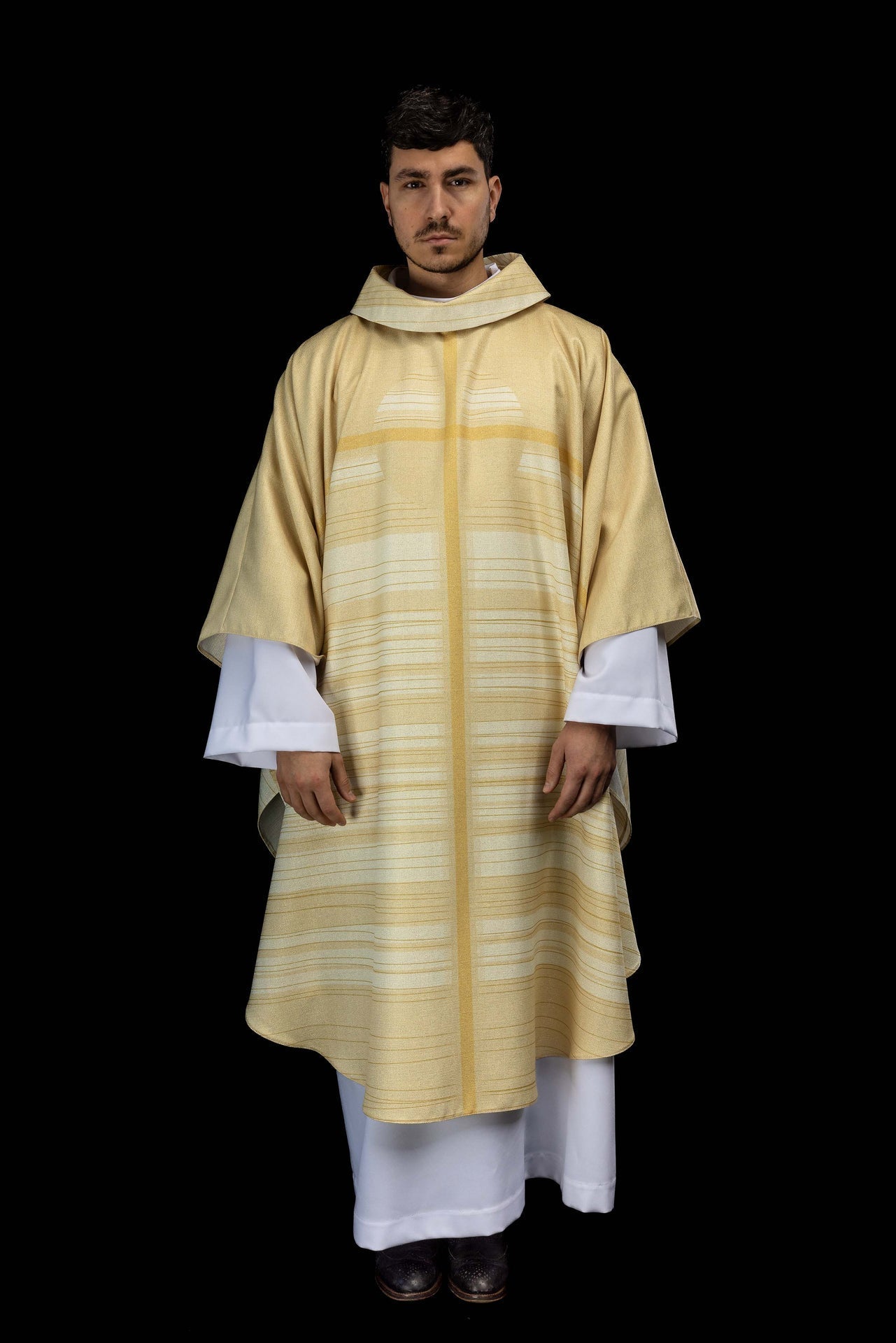 Casula estampada creme com motivo de cruz