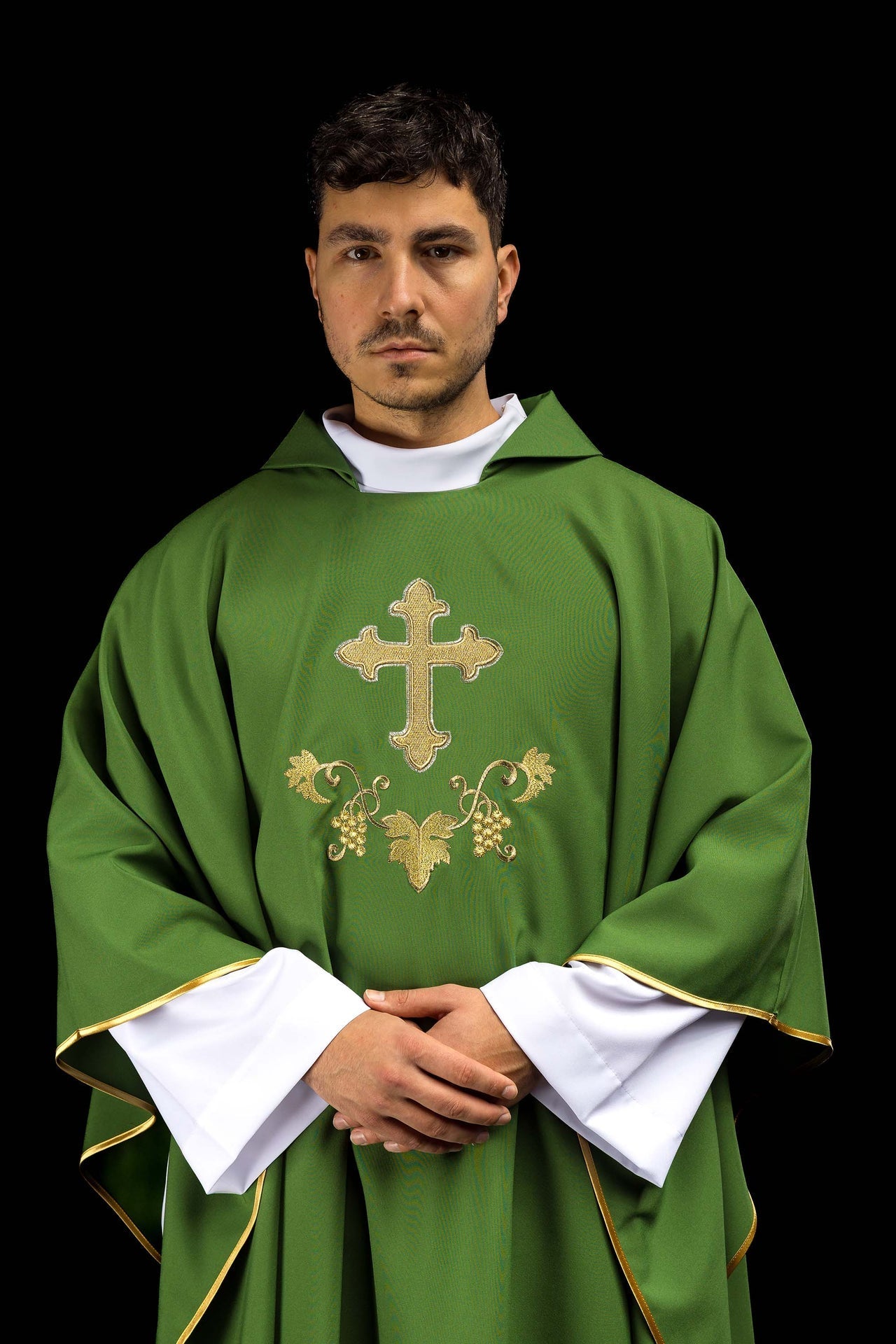 Casula verde bordada com cruz e gola larga