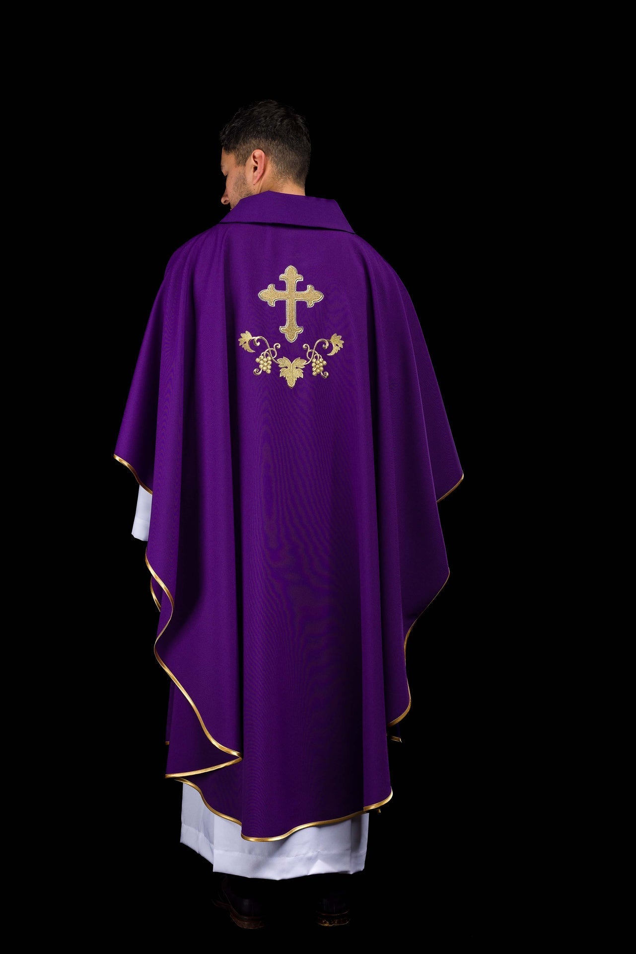 Casula bordada com símbolo de cruz e gola larga roxa - chasubles.com.br