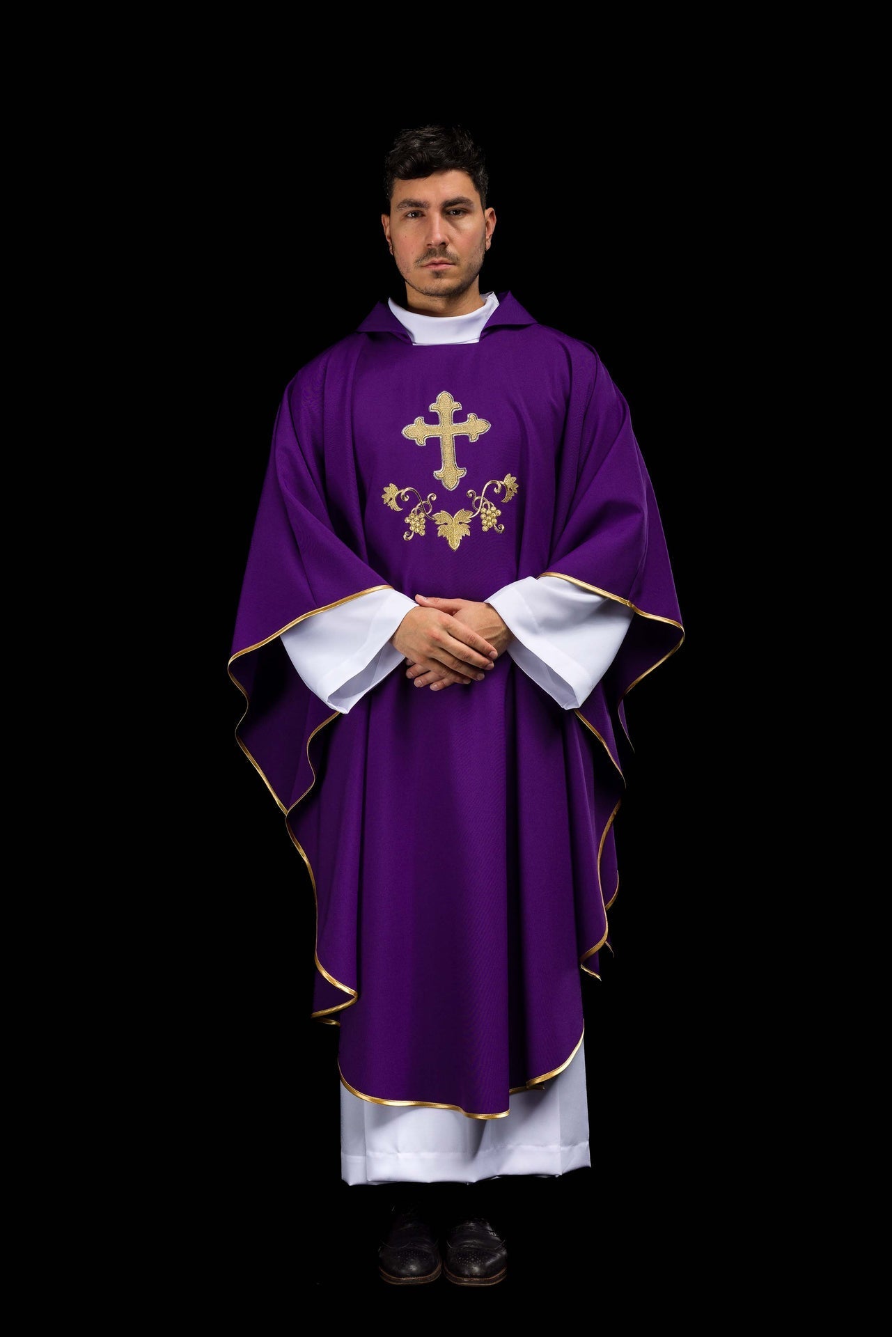 Casula bordada com símbolo de cruz e gola larga roxa - chasubles.com.br