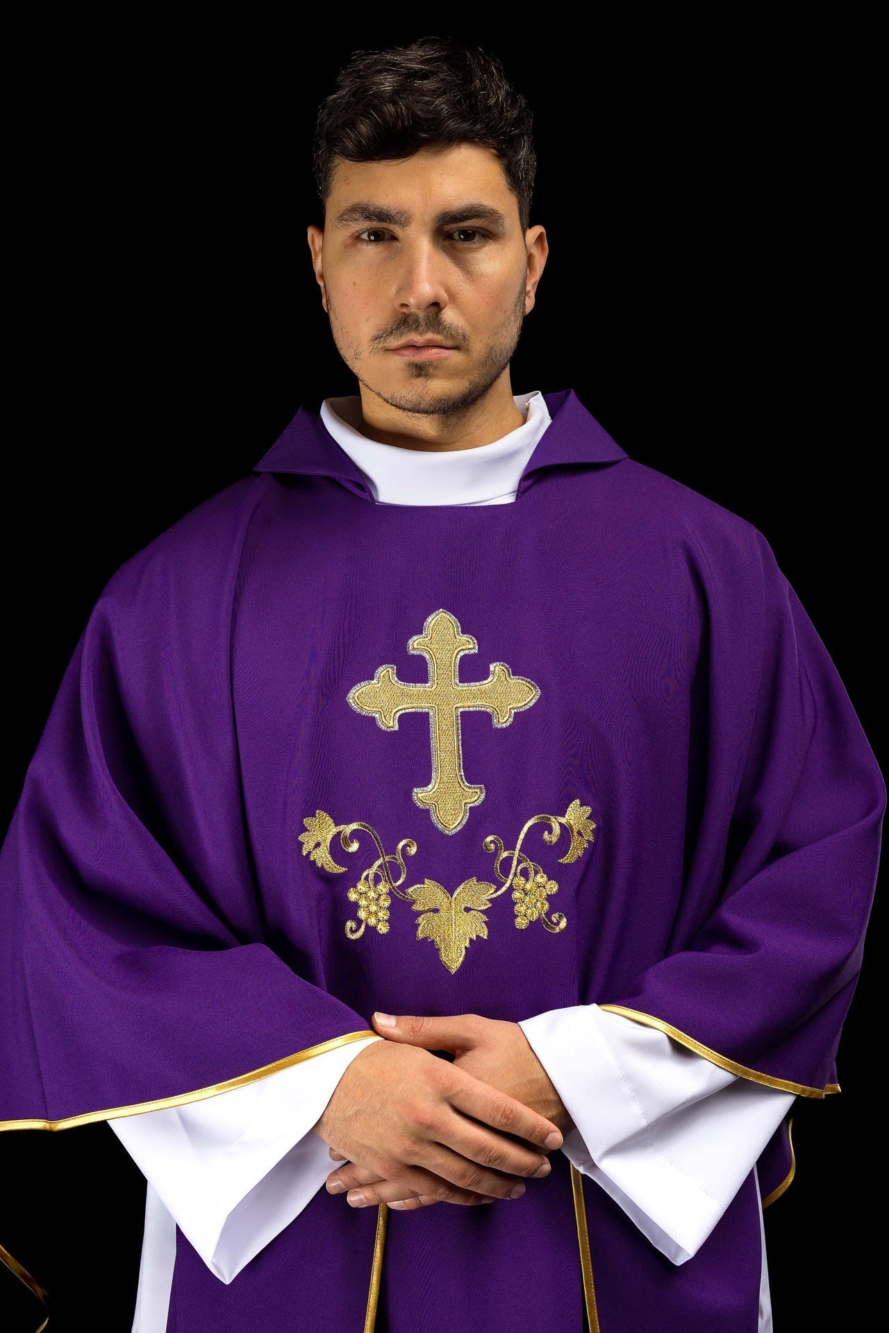 Casula bordada com símbolo de cruz e gola larga roxa - chasubles.com.br