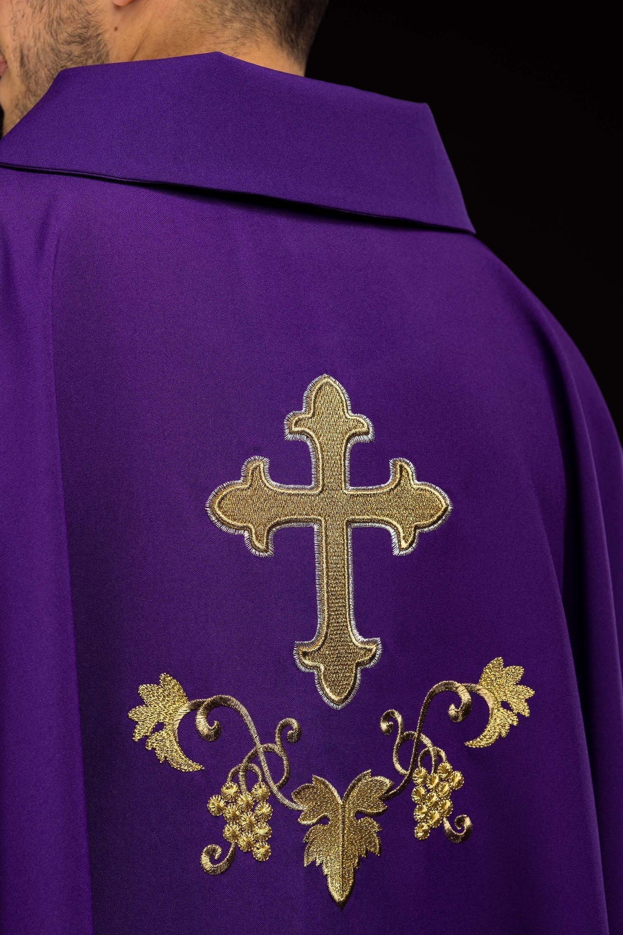Casula bordada com símbolo de cruz e gola larga roxa - chasubles.com.br