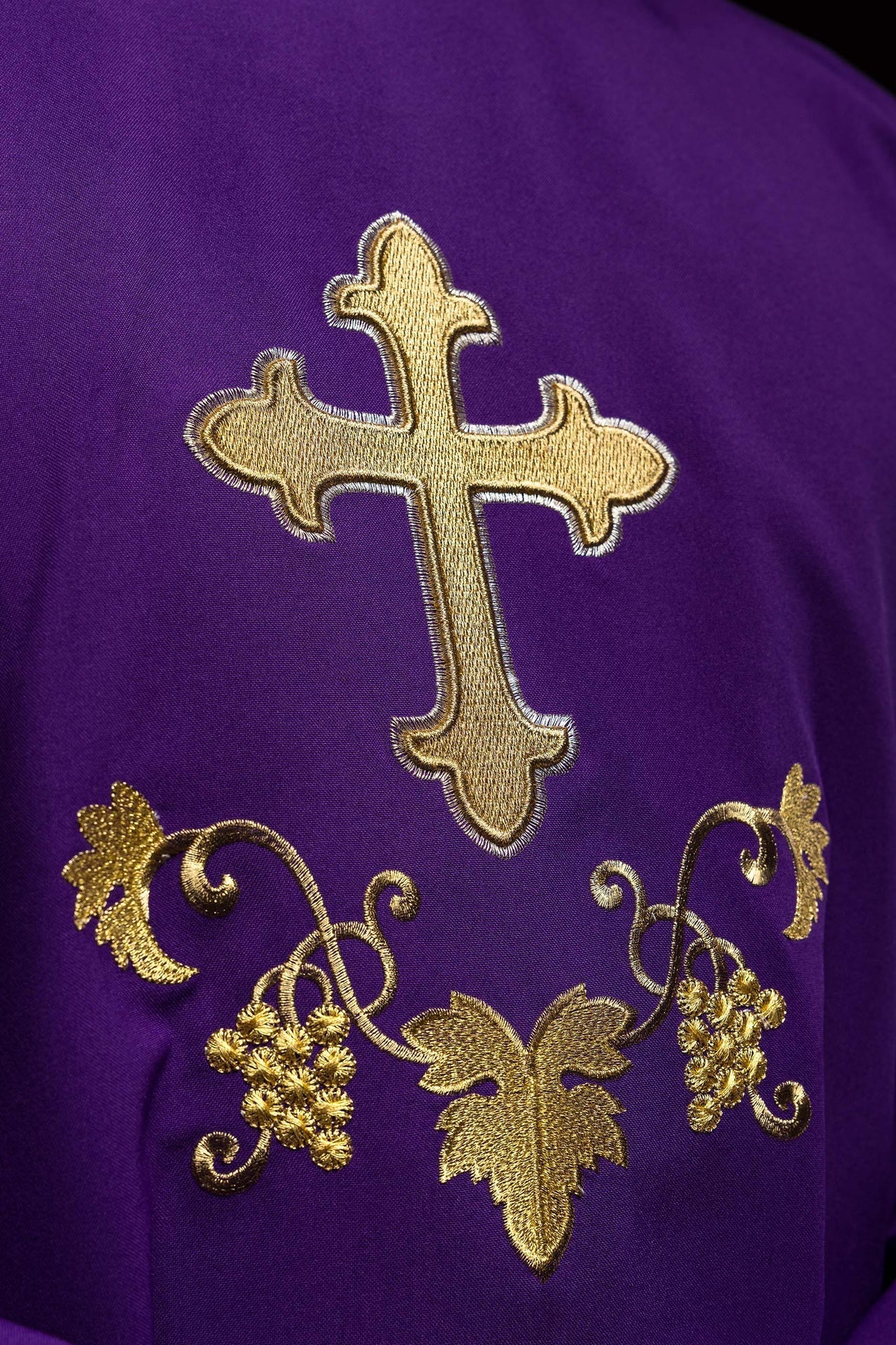 Casula bordada com símbolo de cruz e gola larga roxa - chasubles.com.br