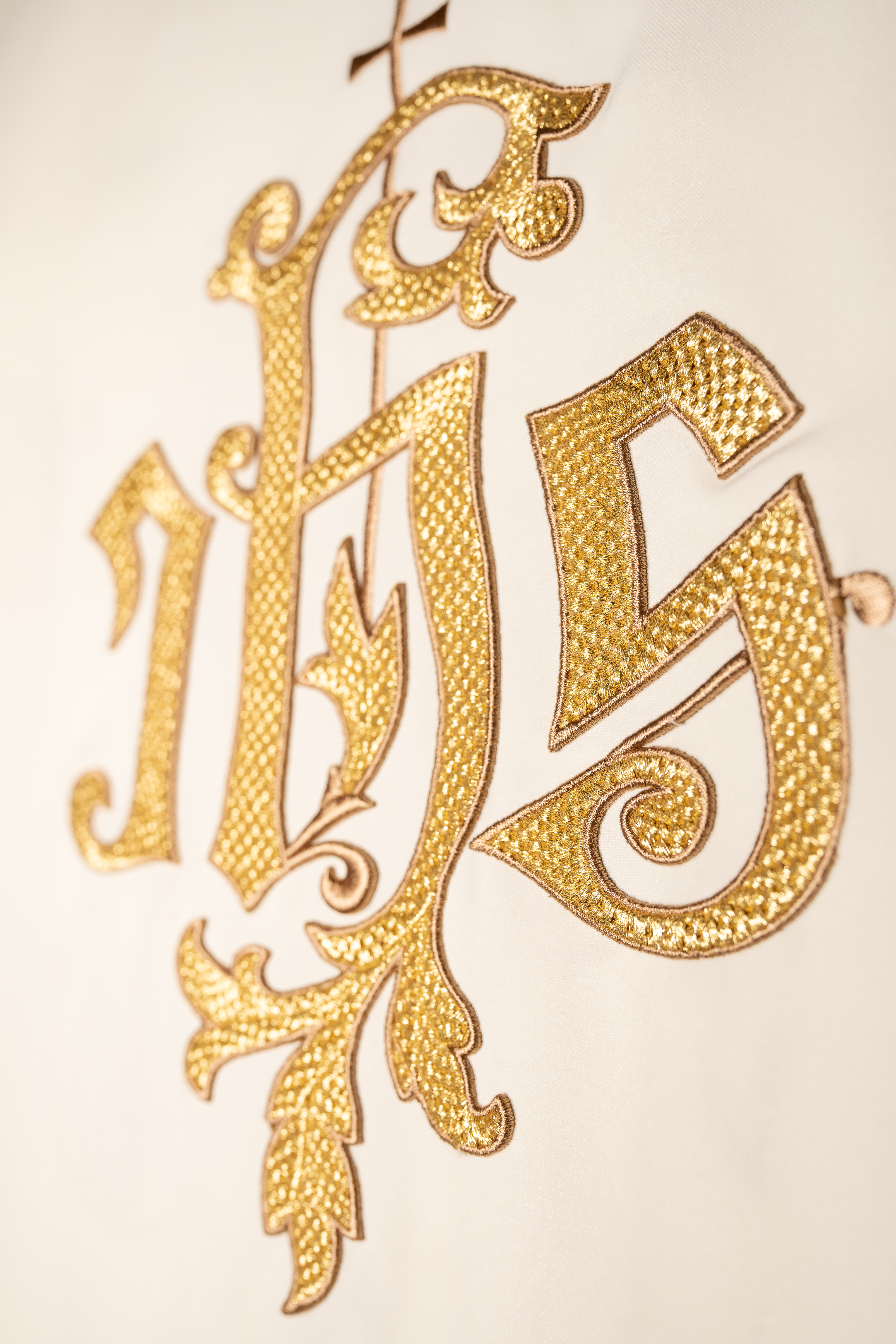 Casula creme com bordado dourado IHS - chasubles.com.br