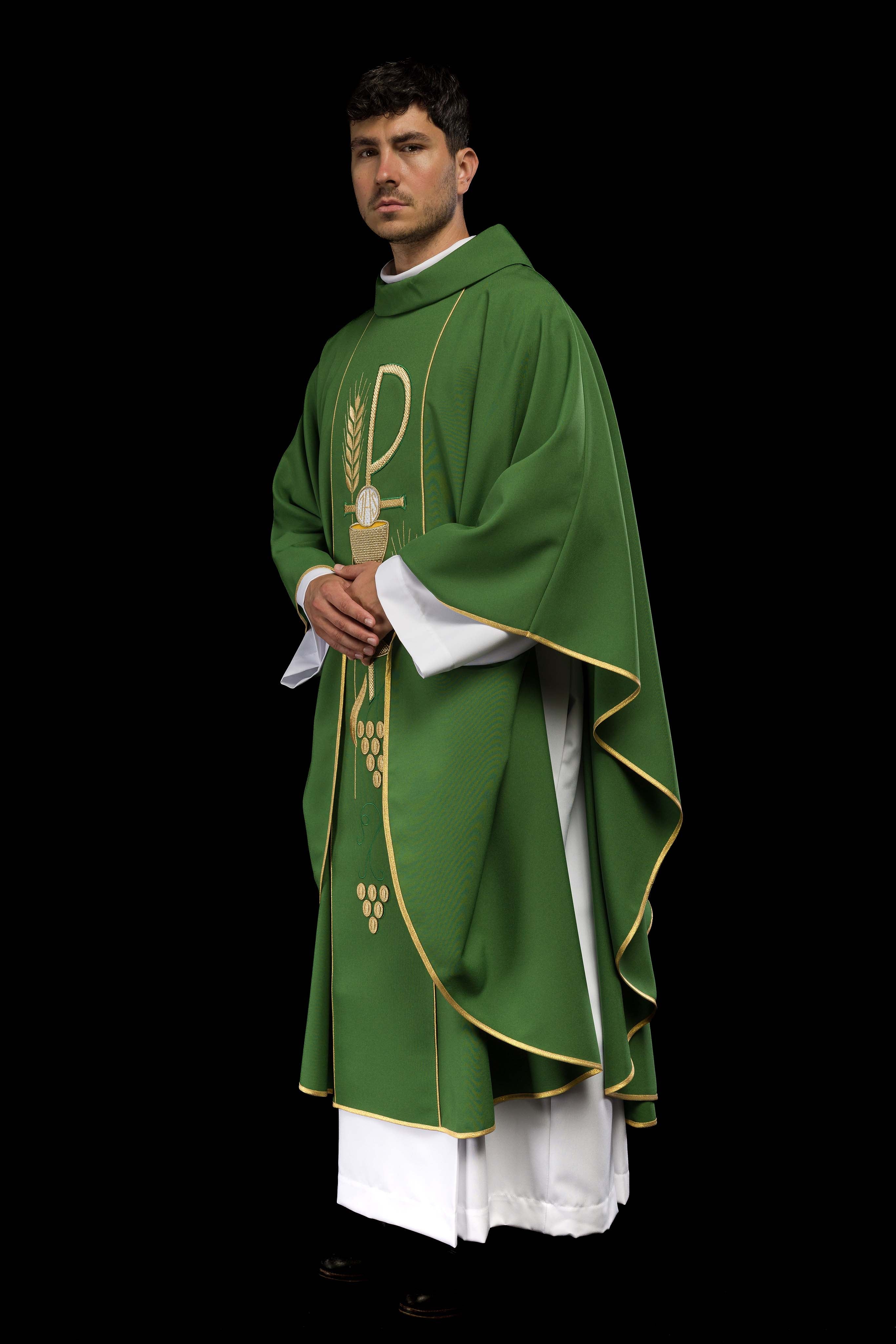 Casula verde bordada com motivo de Cálice IHS - chasubles.com.br