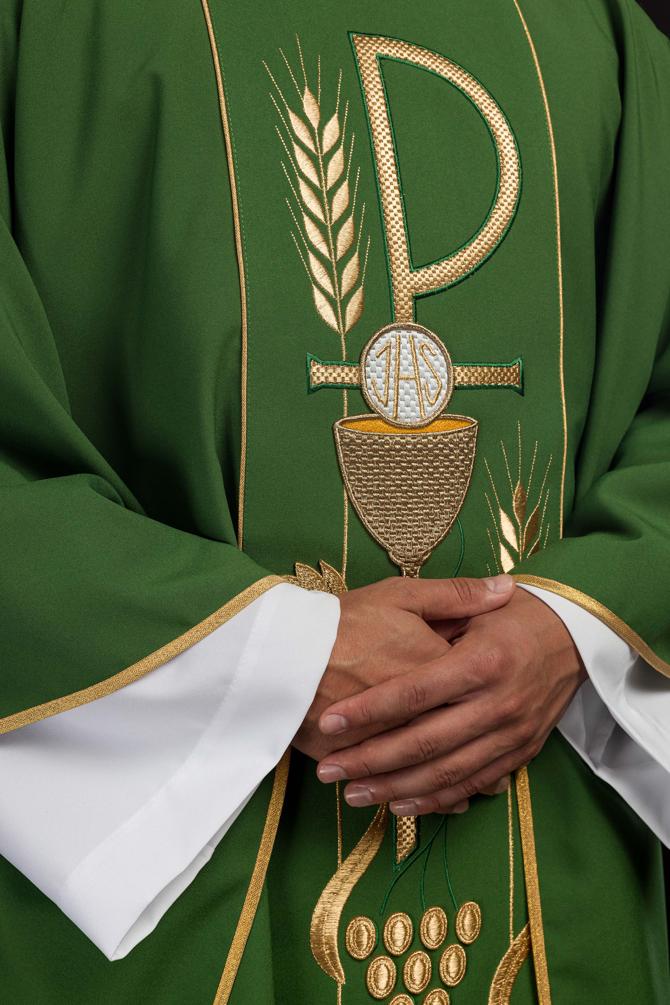 Casula verde bordada com motivo de Cálice IHS - chasubles.com.br