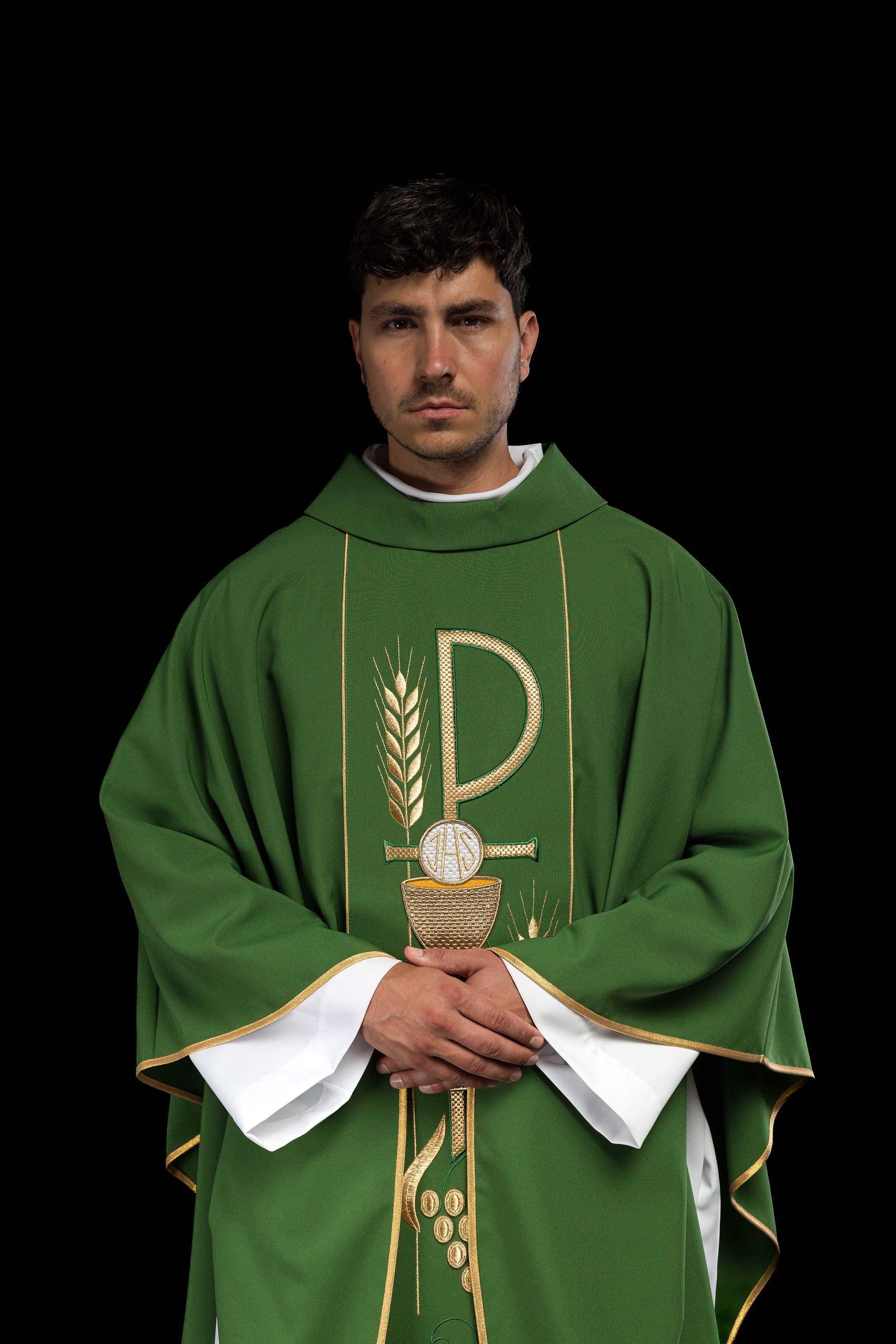Casula verde bordada com motivo de Cálice IHS - chasubles.com.br