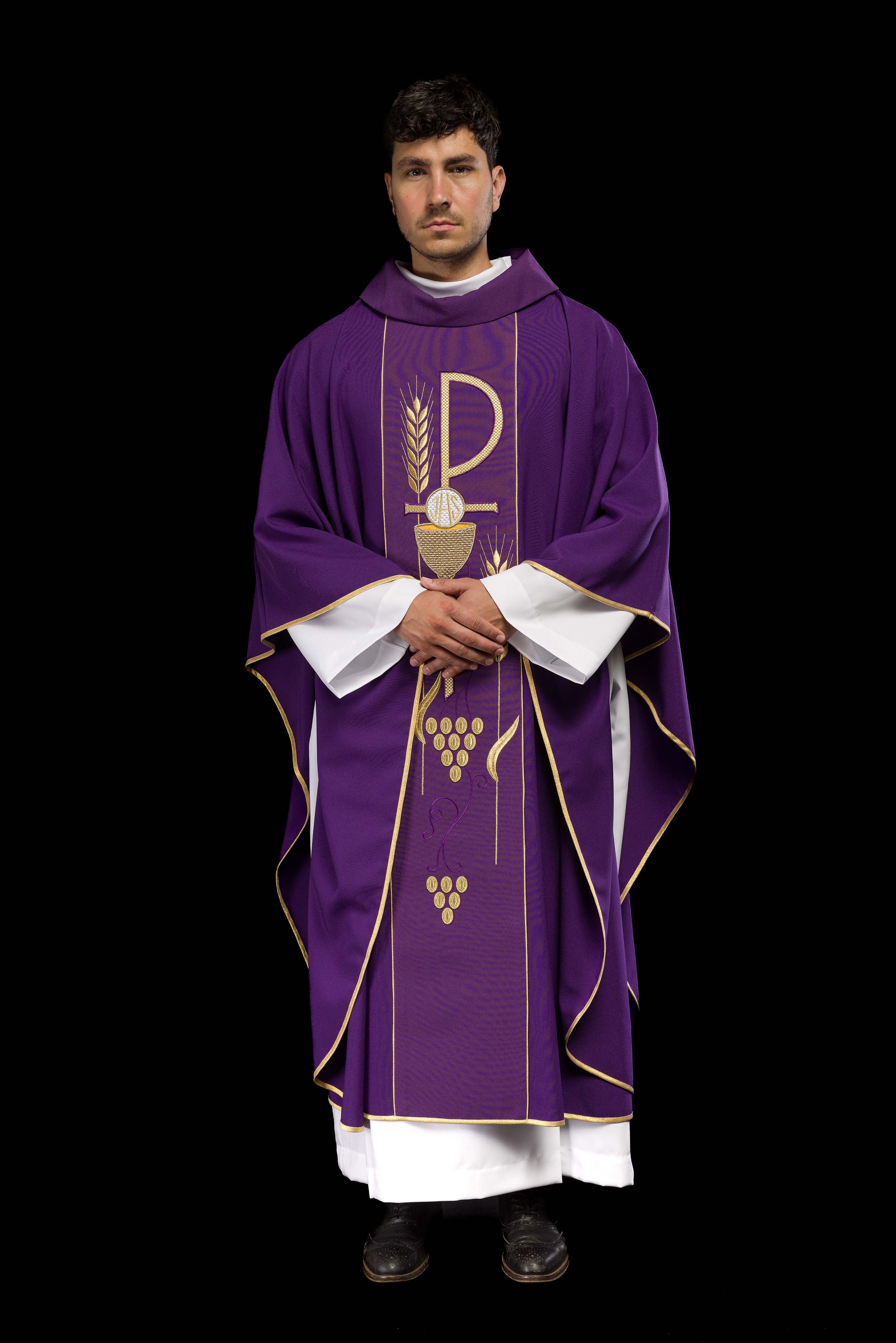 Casula roxa bordada com Cálice IHS - chasubles.com.br