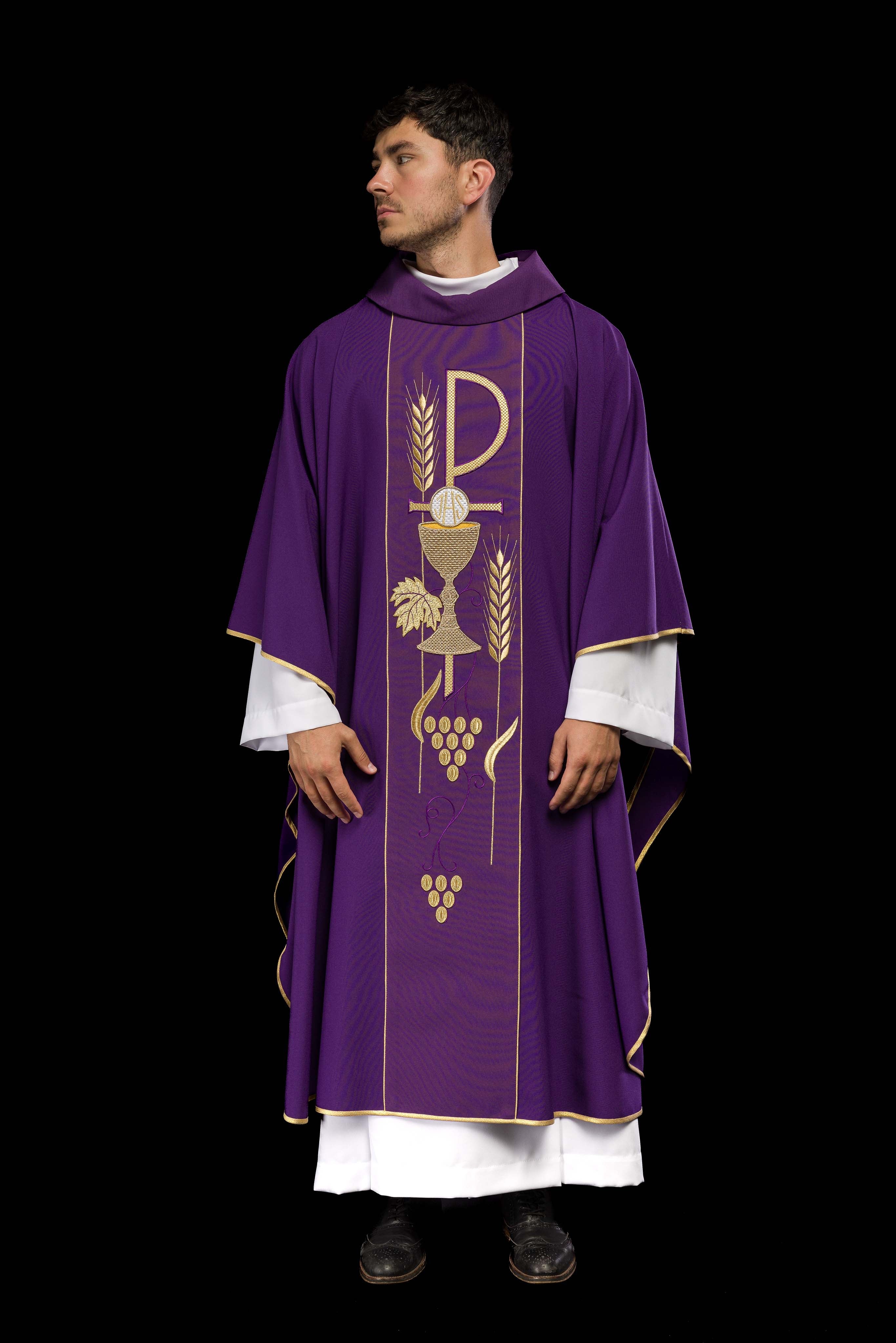 Casula roxa bordada com Cálice IHS - chasubles.com.br