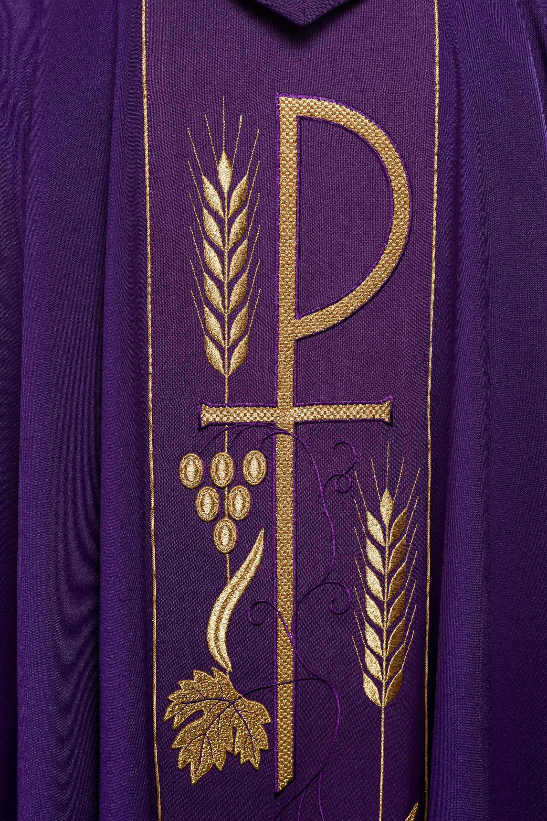 Casula roxa bordada com Cálice IHS - chasubles.com.br