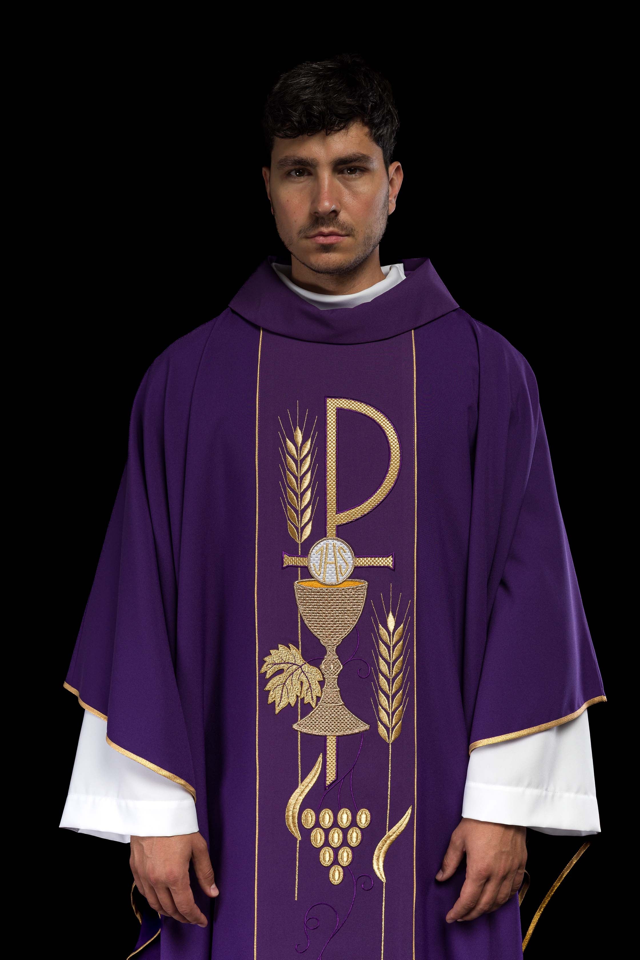Casula roxa bordada com Cálice IHS - chasubles.com.br