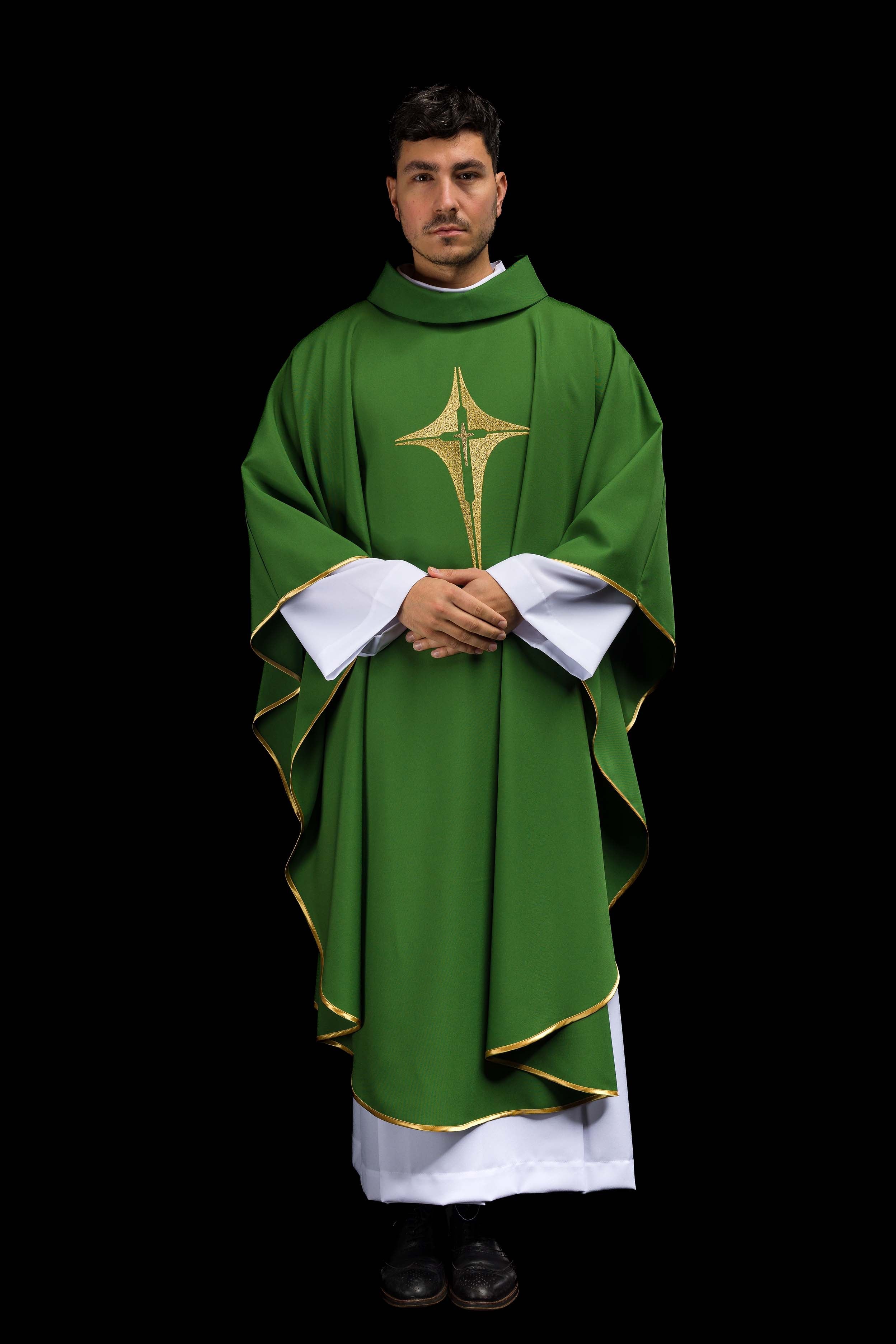 Casula verde bordada com IHS - chasubles.com.br
