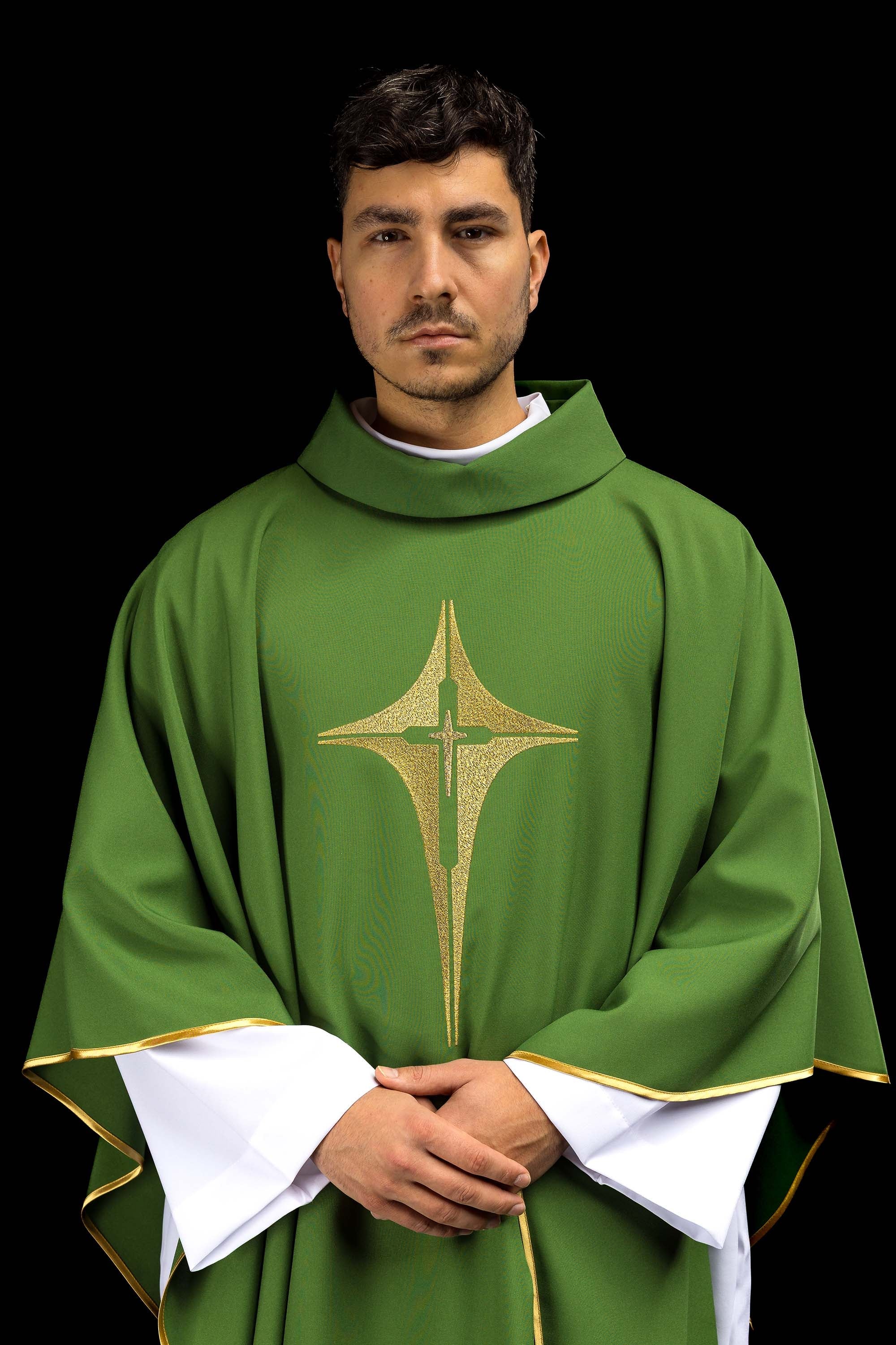 Casula verde bordada com IHS - chasubles.com.br