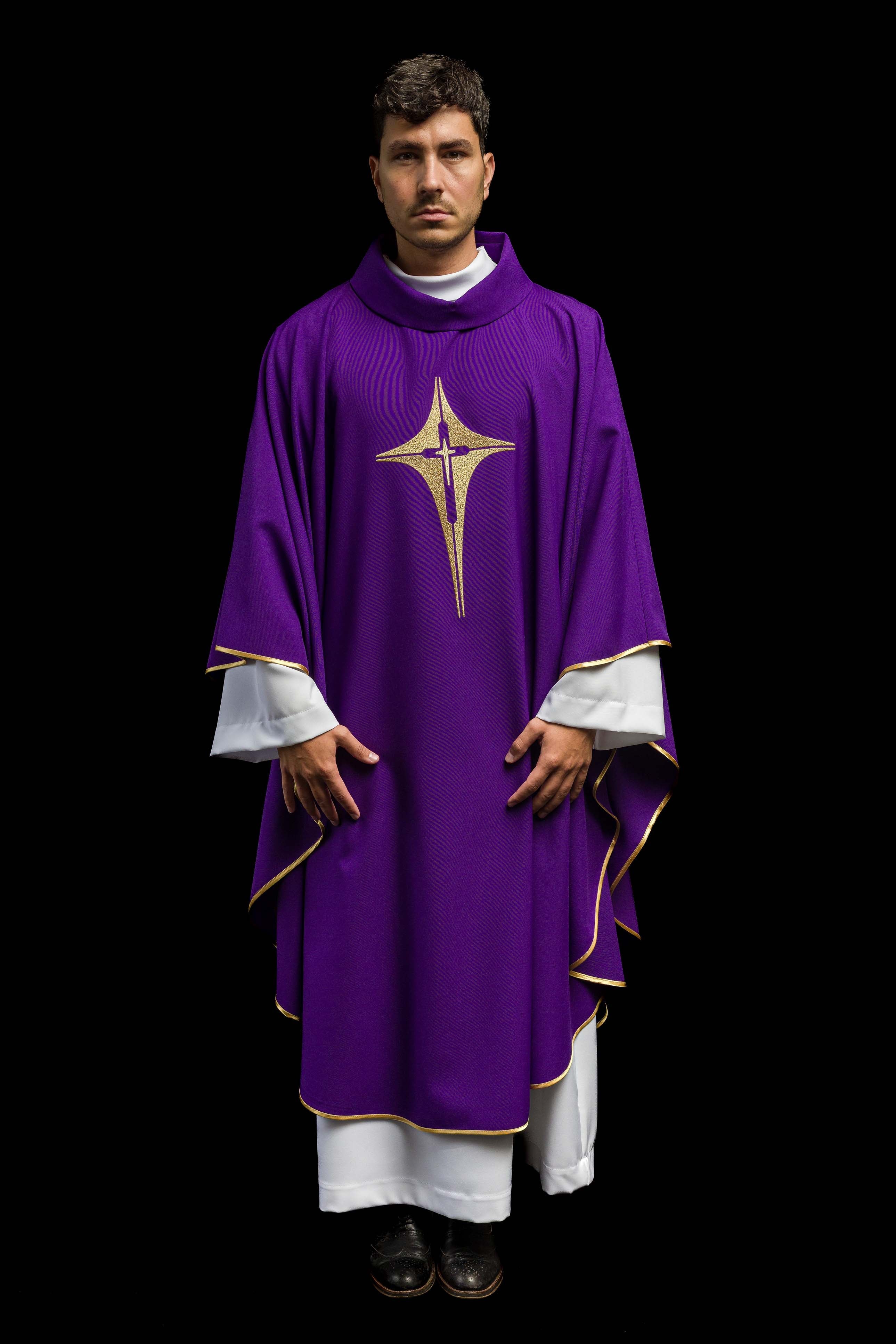 Casula roxa bordada com motivo de cruz - chasubles.com.br