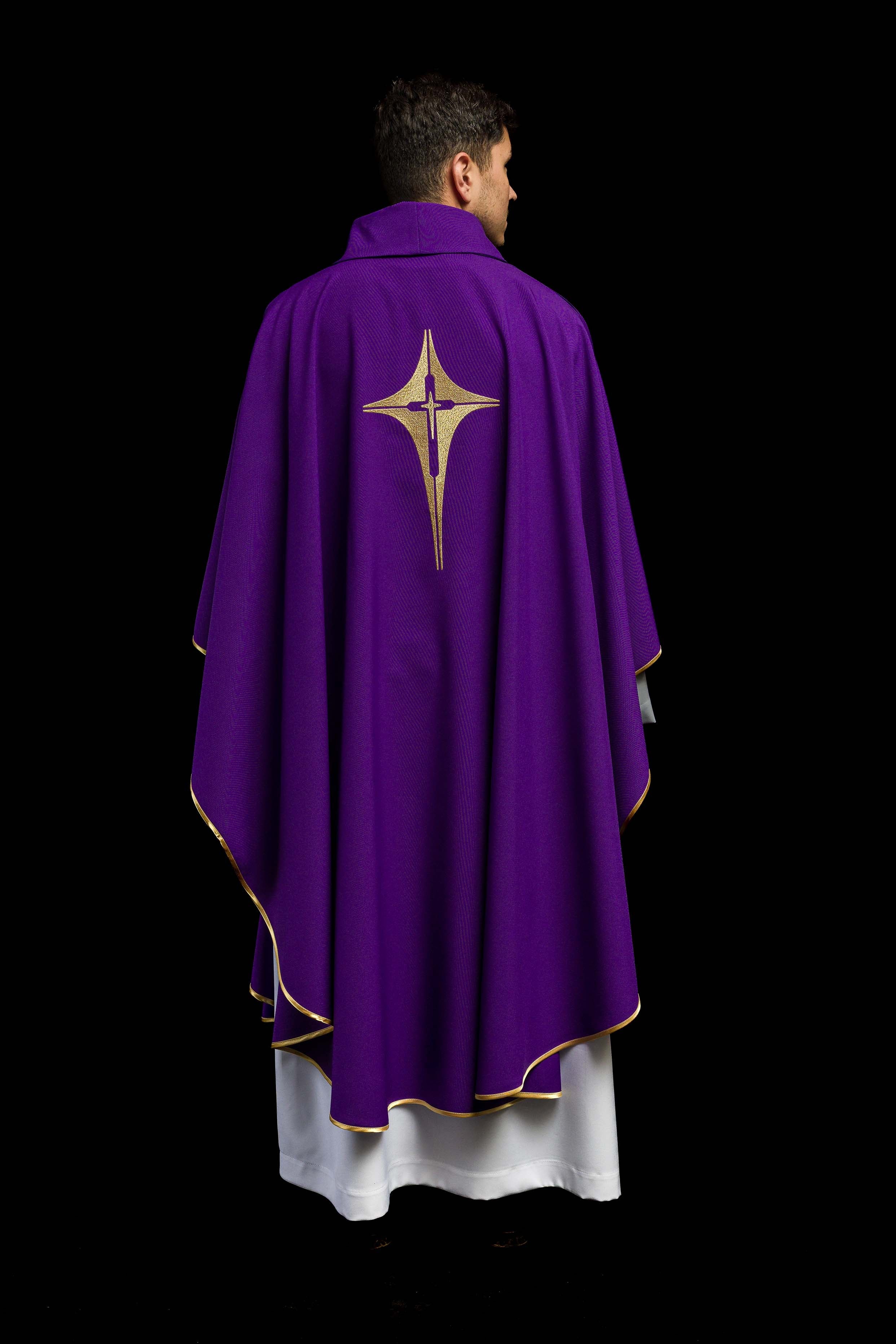 Casula roxa bordada com motivo de cruz - chasubles.com.br