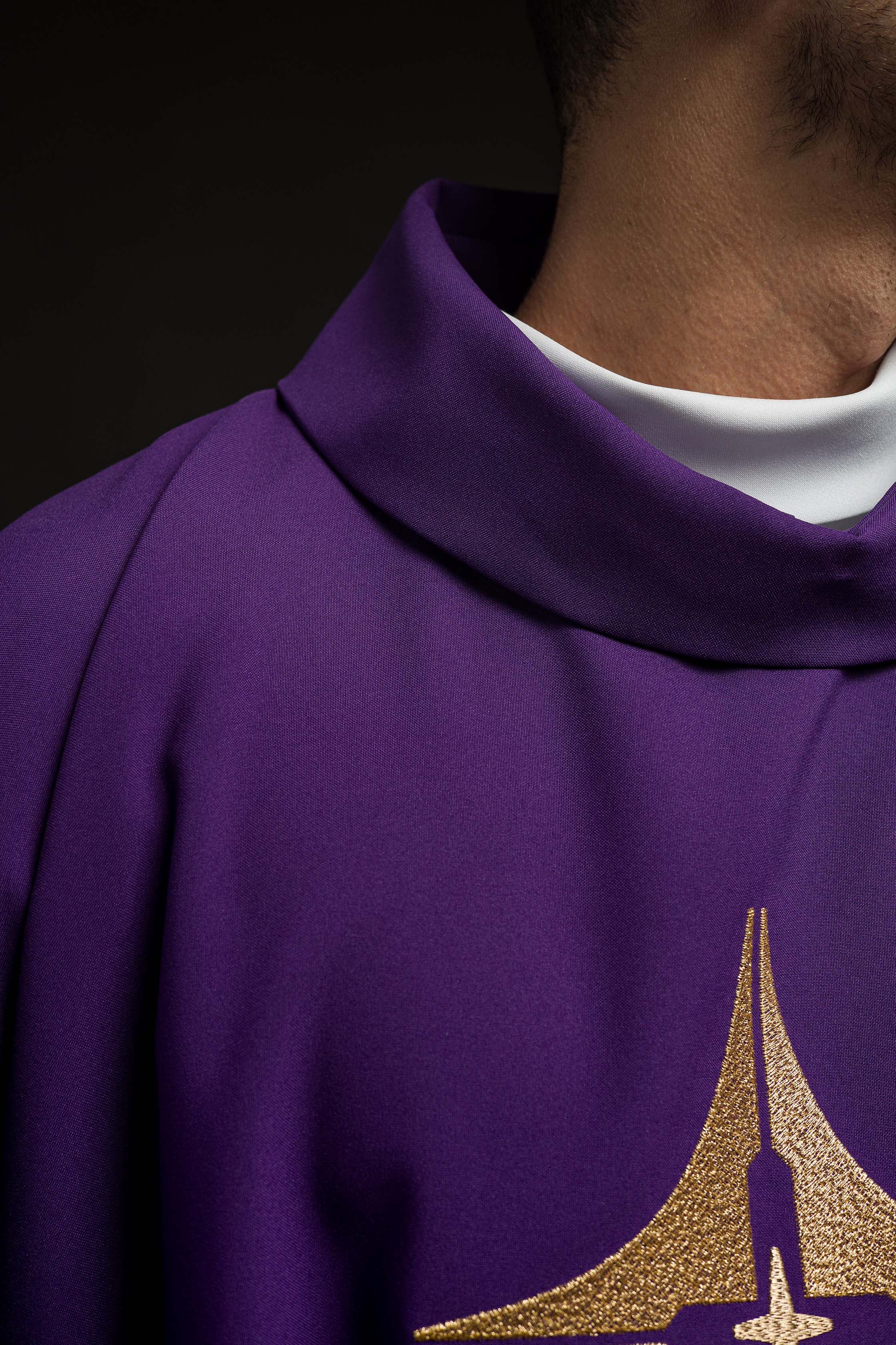 Casula roxa bordada com motivo de cruz - chasubles.com.br