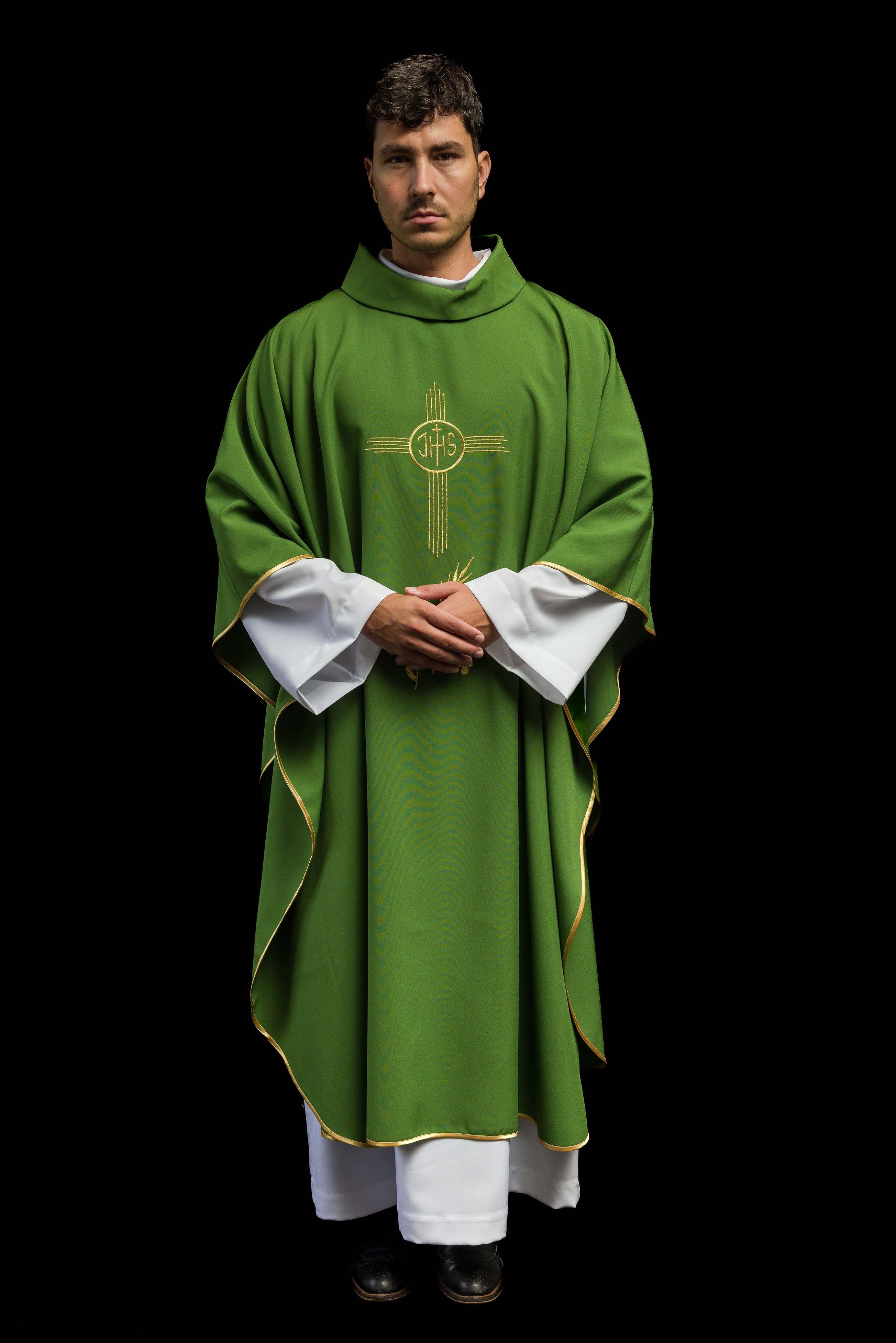 Casula verde bordada com motivo IHS