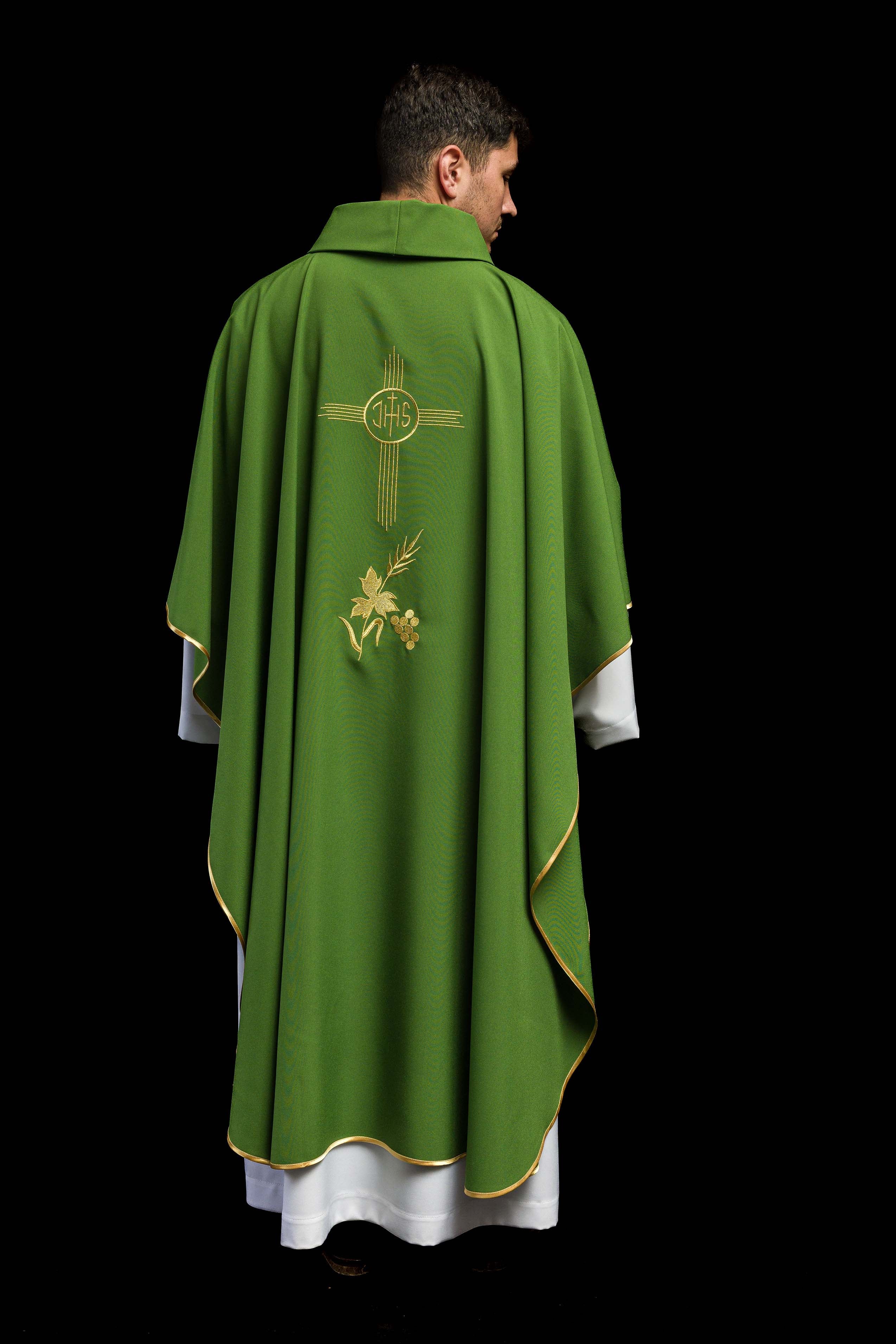 Casula verde bordada com motivo IHS