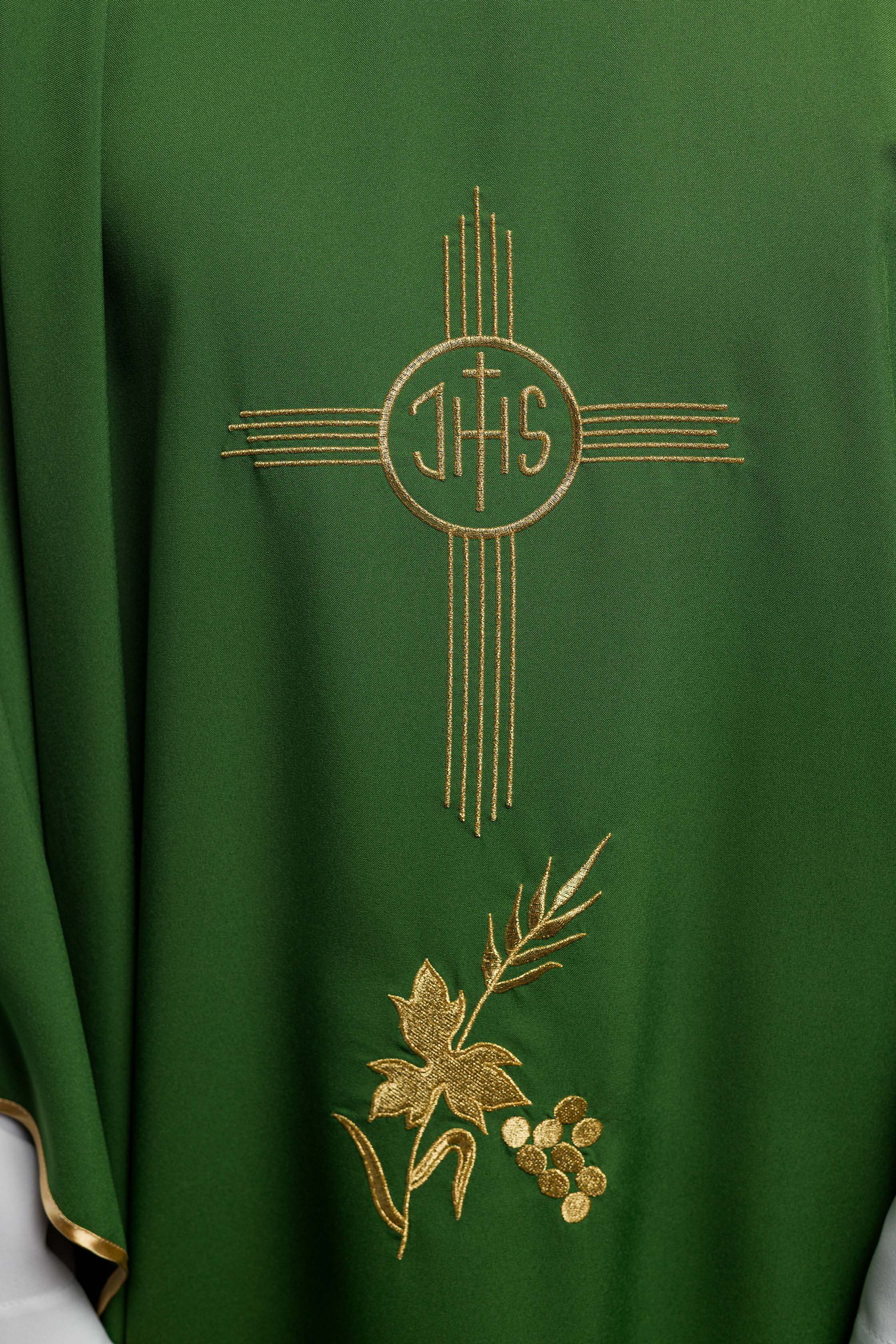 Casula verde bordada com motivo IHS