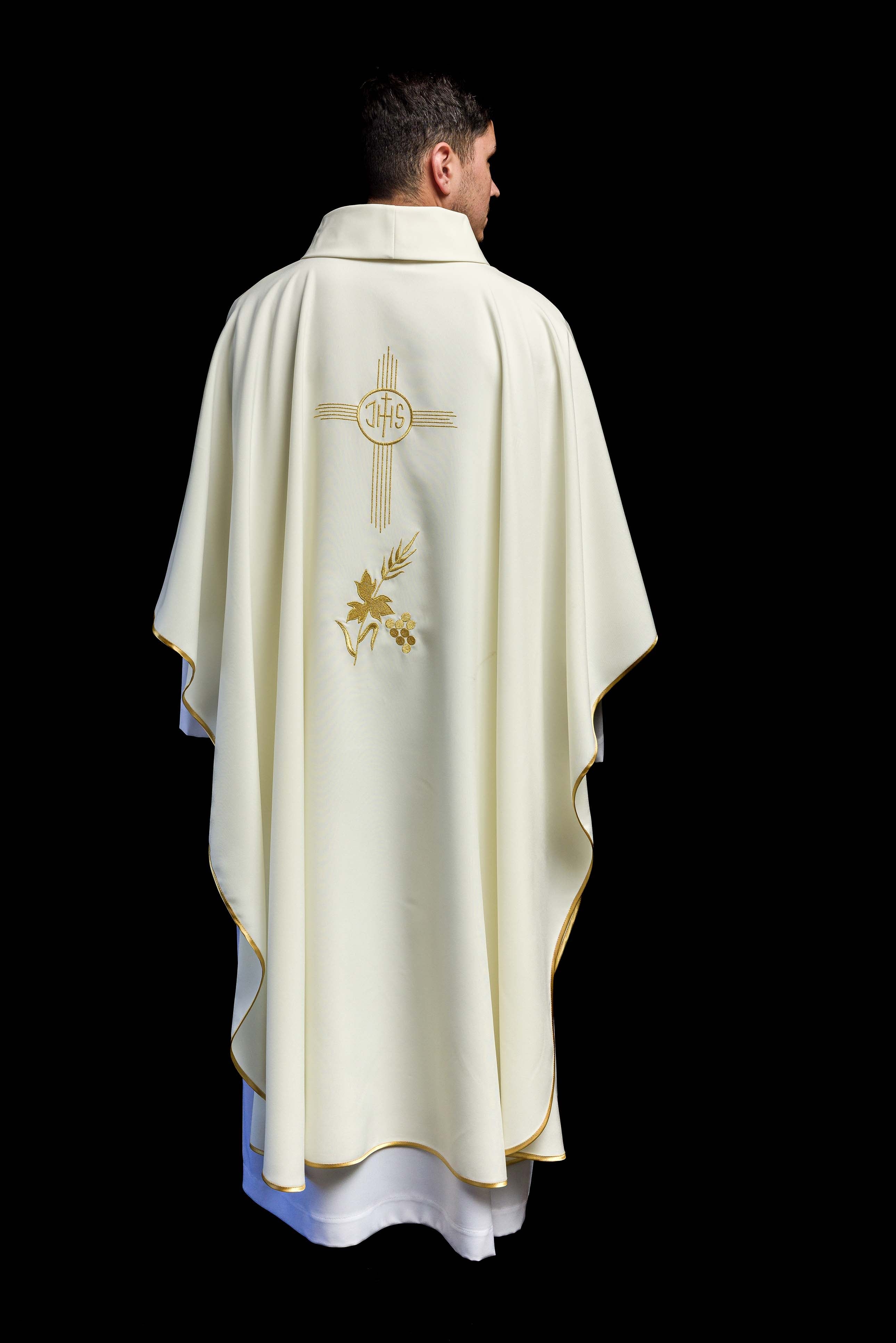 Casula com bordado IHS na cor creme - chasubles.com.br