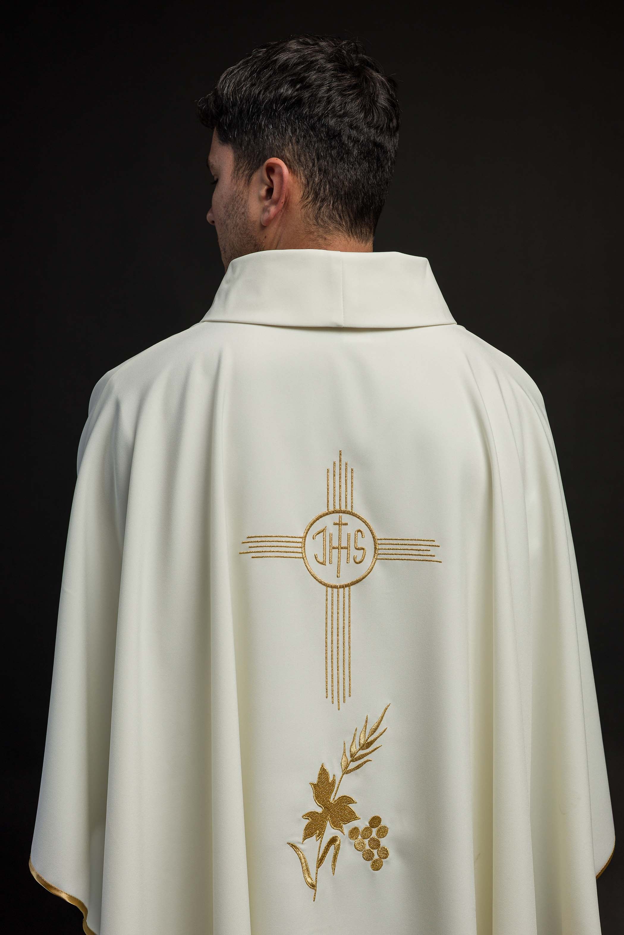 Casula com bordado IHS na cor creme - chasubles.com.br