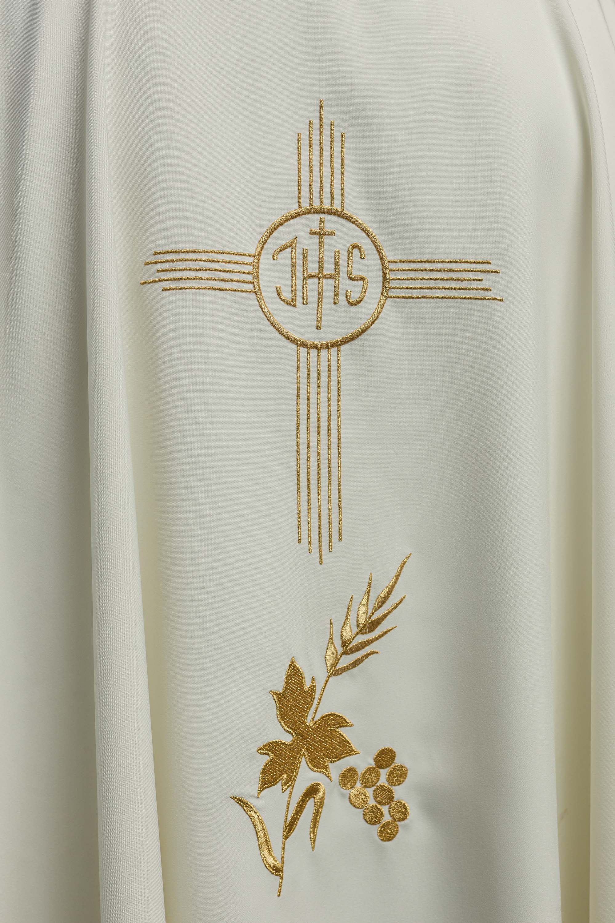 Casula com bordado IHS na cor creme - chasubles.com.br
