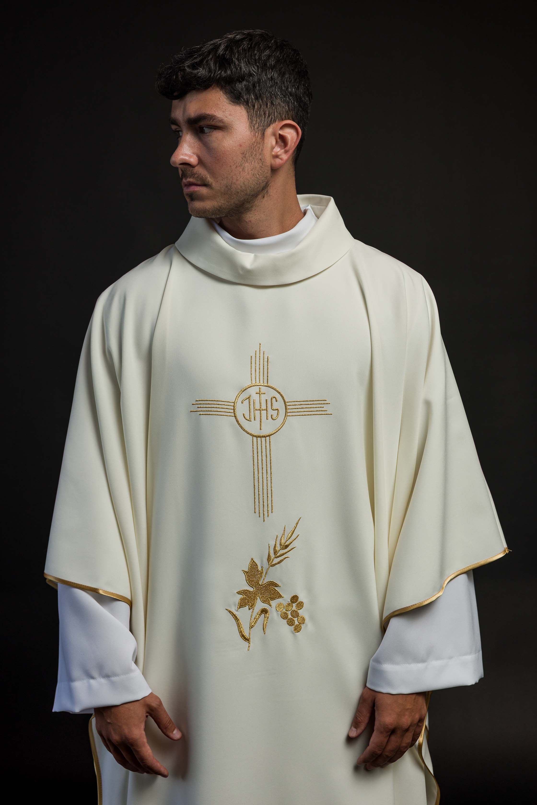 Casula com bordado IHS na cor creme - chasubles.com.br